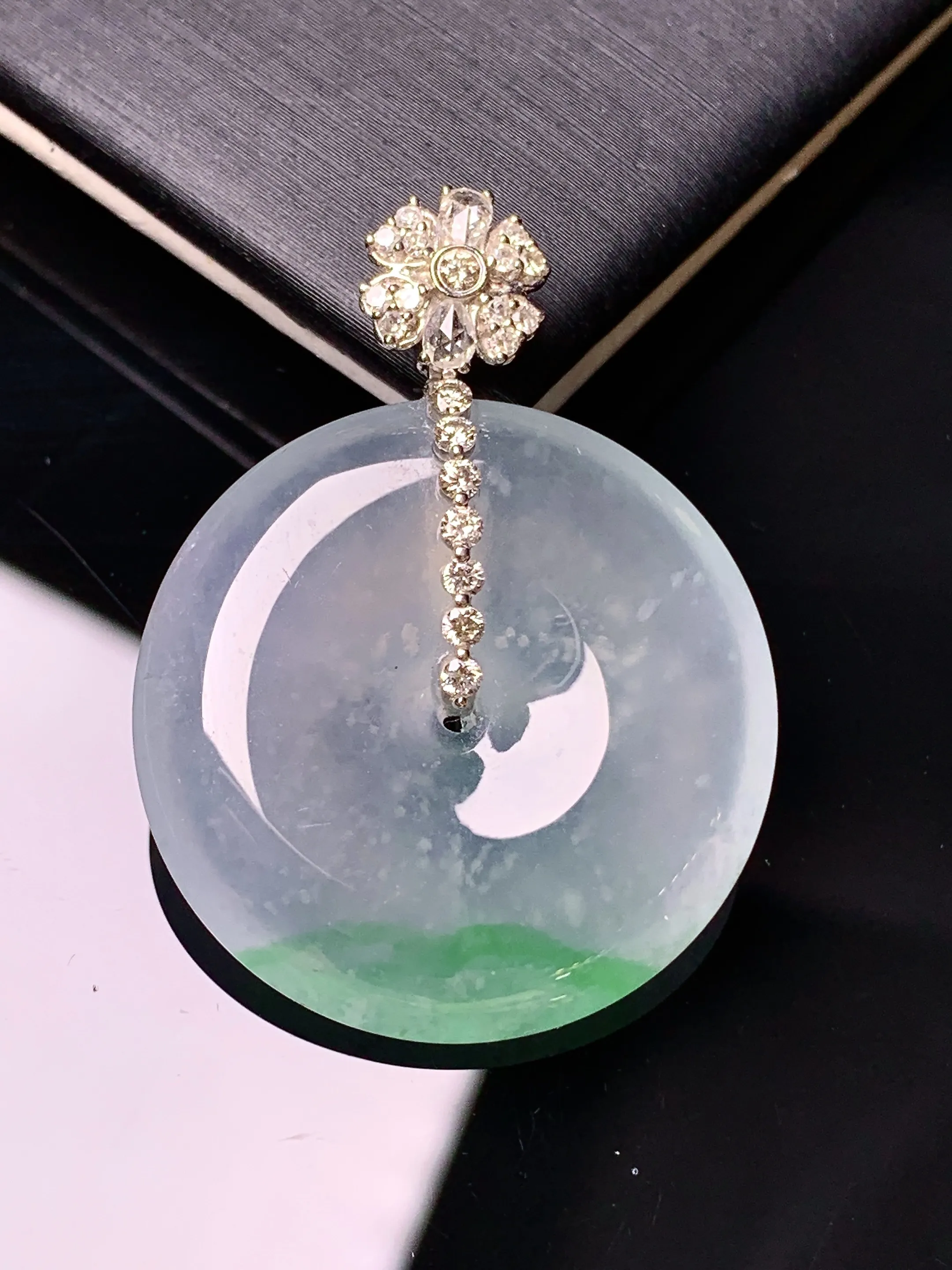 18k金钻镶嵌冰种平安扣吊坠 玉质细腻 色泽清新艳丽 整体尺寸35*26.5*5.5