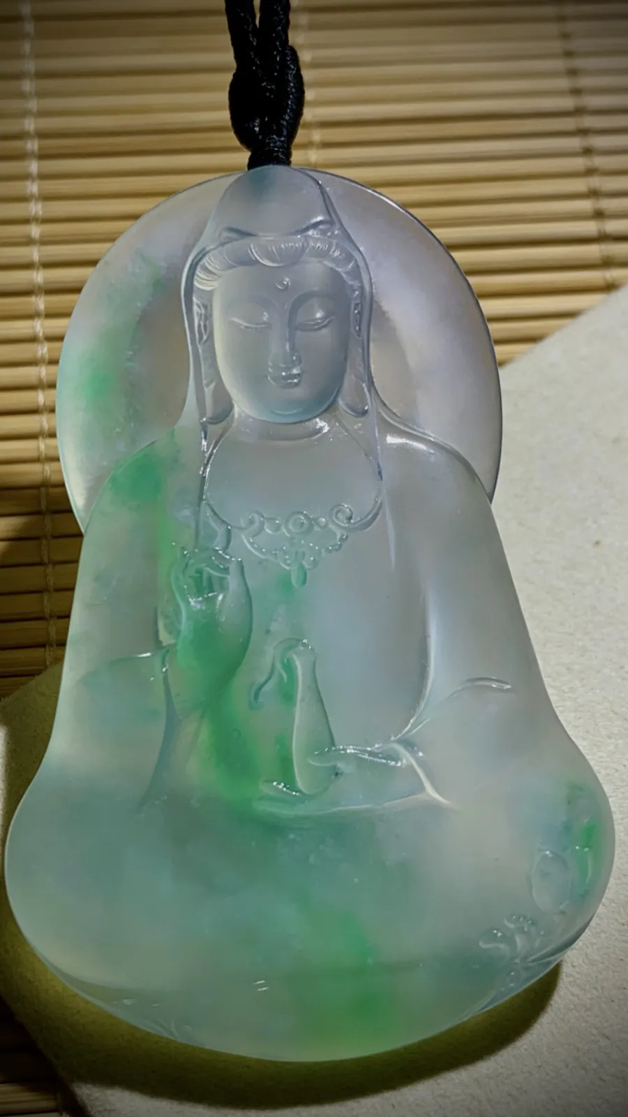 【静心凝神·观自在】，绿花净瓶观音，
山海玉雕艺术作品，
56-38-6mm，