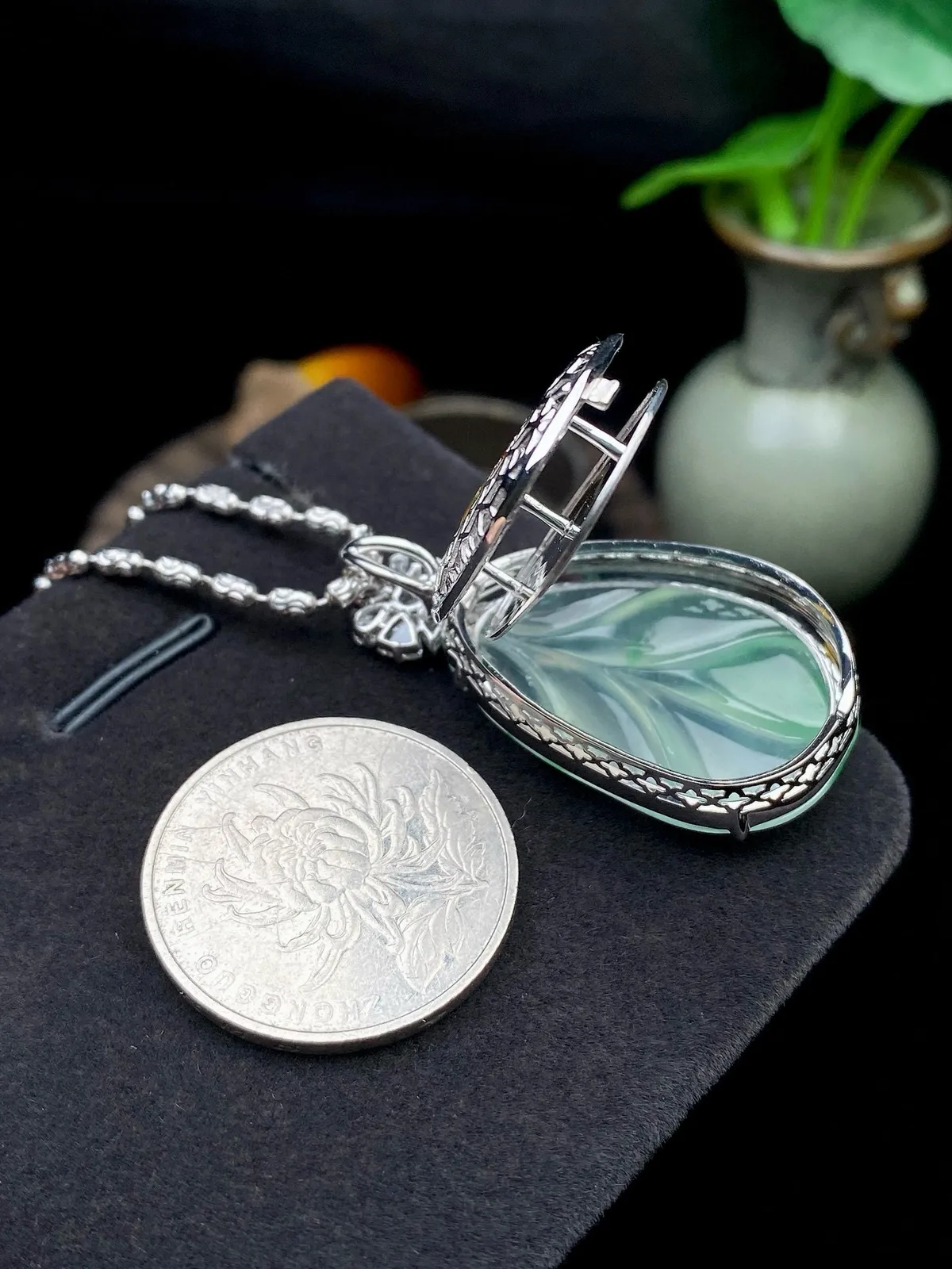 【冰种飘花叶子】金枝玉叶，质地细腻，冰润透亮，光泽出众，18k金钻镶嵌，裸石尺寸30.5*20.8*4.6毫米