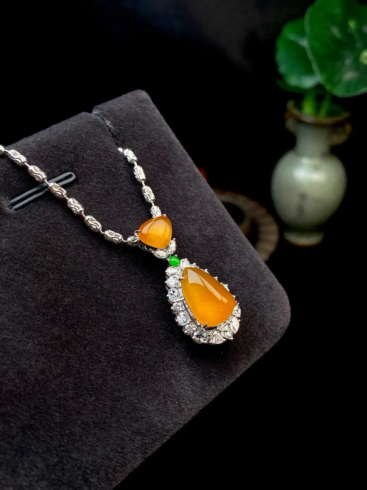 【冰种黄翡水滴吊坠】质地细腻，冰润透亮，光泽出众，18k金钻镶嵌，裸石尺寸12.4*8.8*4.8毫