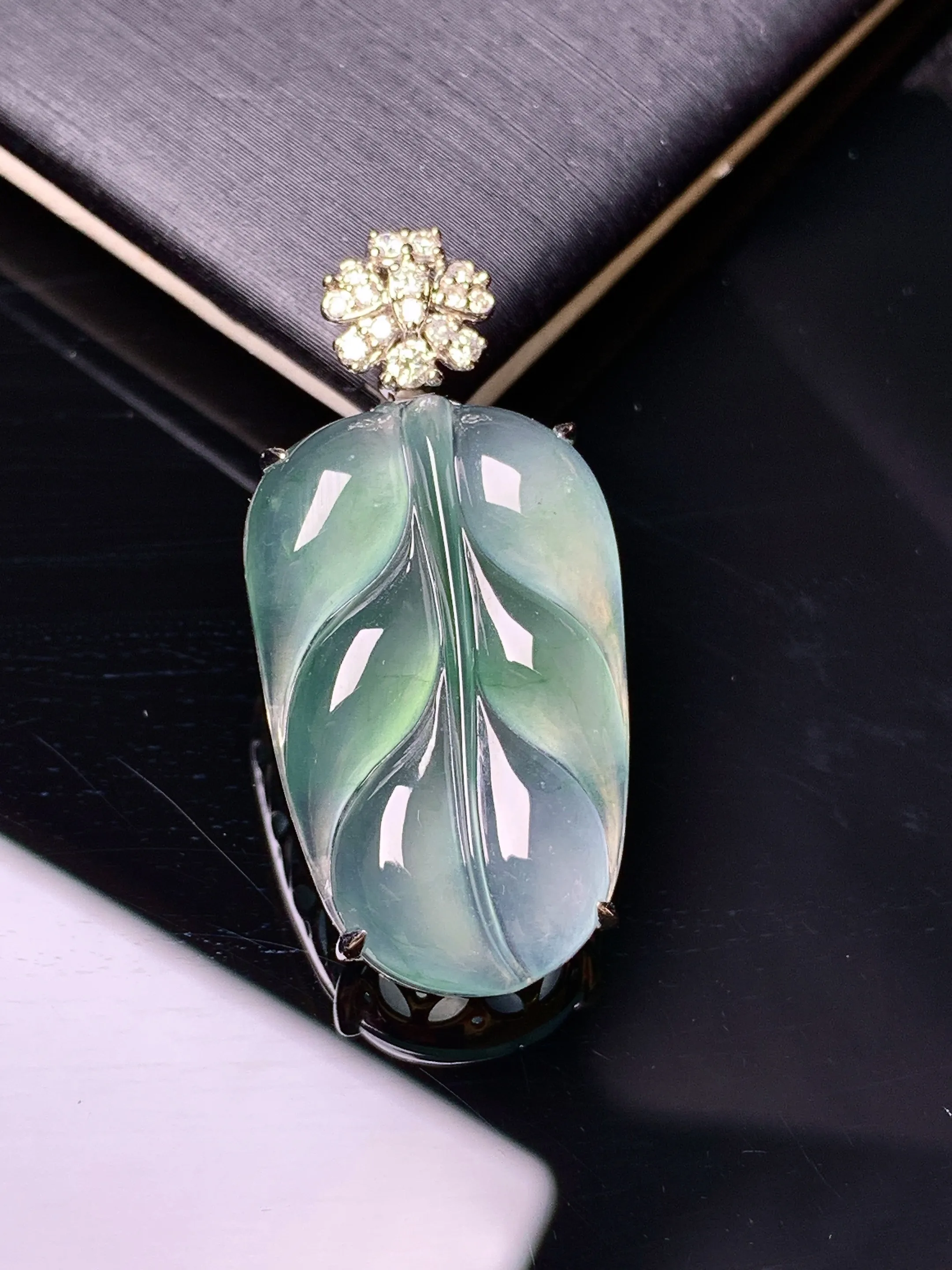 18k金钻镶嵌冰种飘绿树叶吊坠 玉质细腻 色泽清新艳丽 整体尺寸32*15.3*6.5