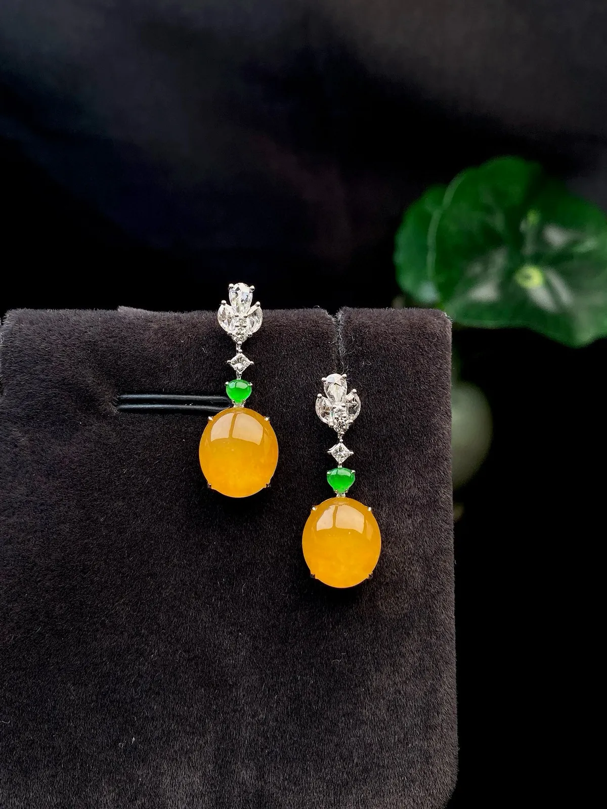 【冰种黄翡蛋面耳坠】质地细润，起刚起荧光，18K金钻镶嵌，裸石尺寸10.4*9.2*3.7毫米