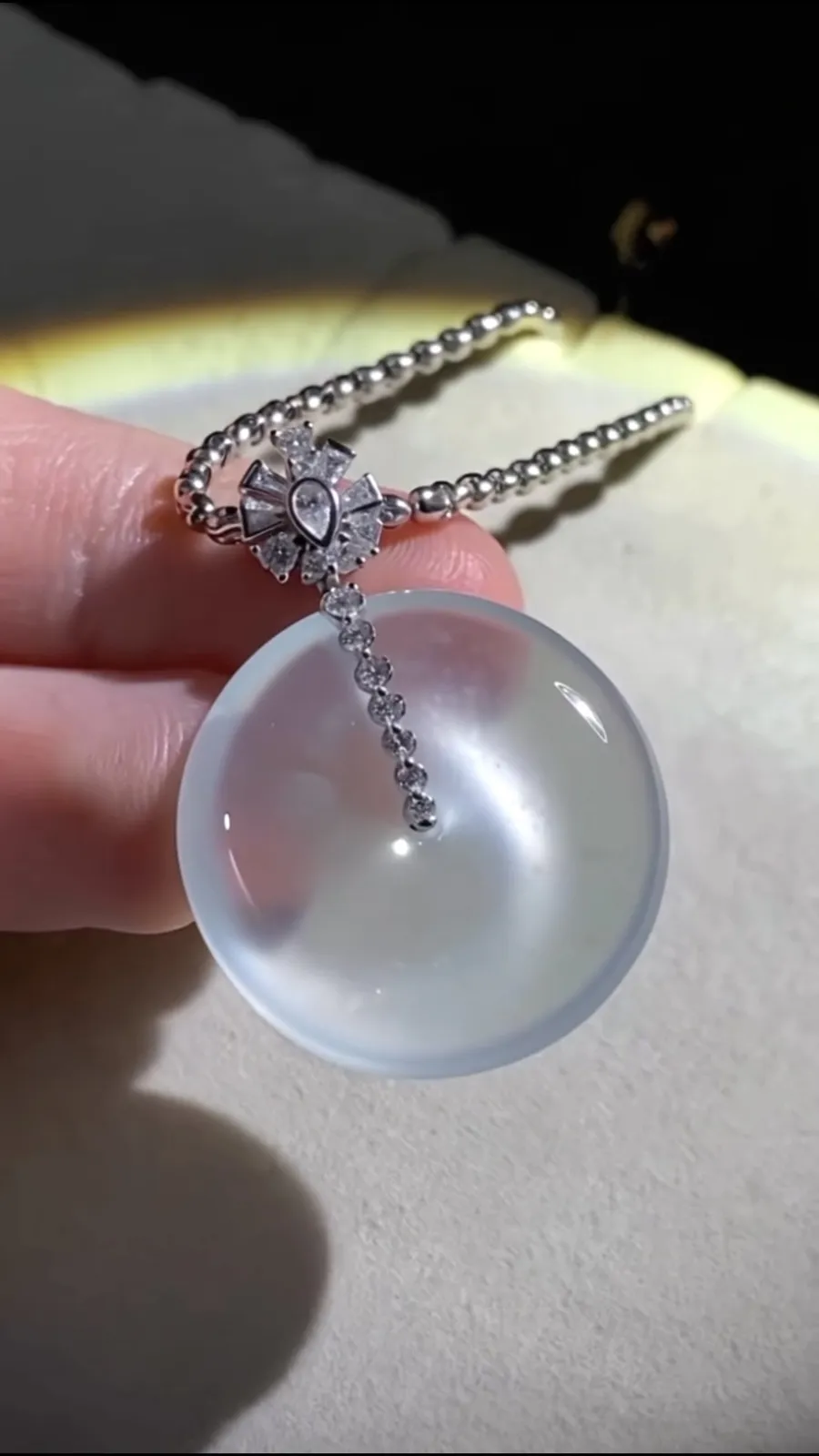 白冰平安扣子，36.5-裸石26.8-5.2mm，
18K金，南非钻，8.88g，图示为链