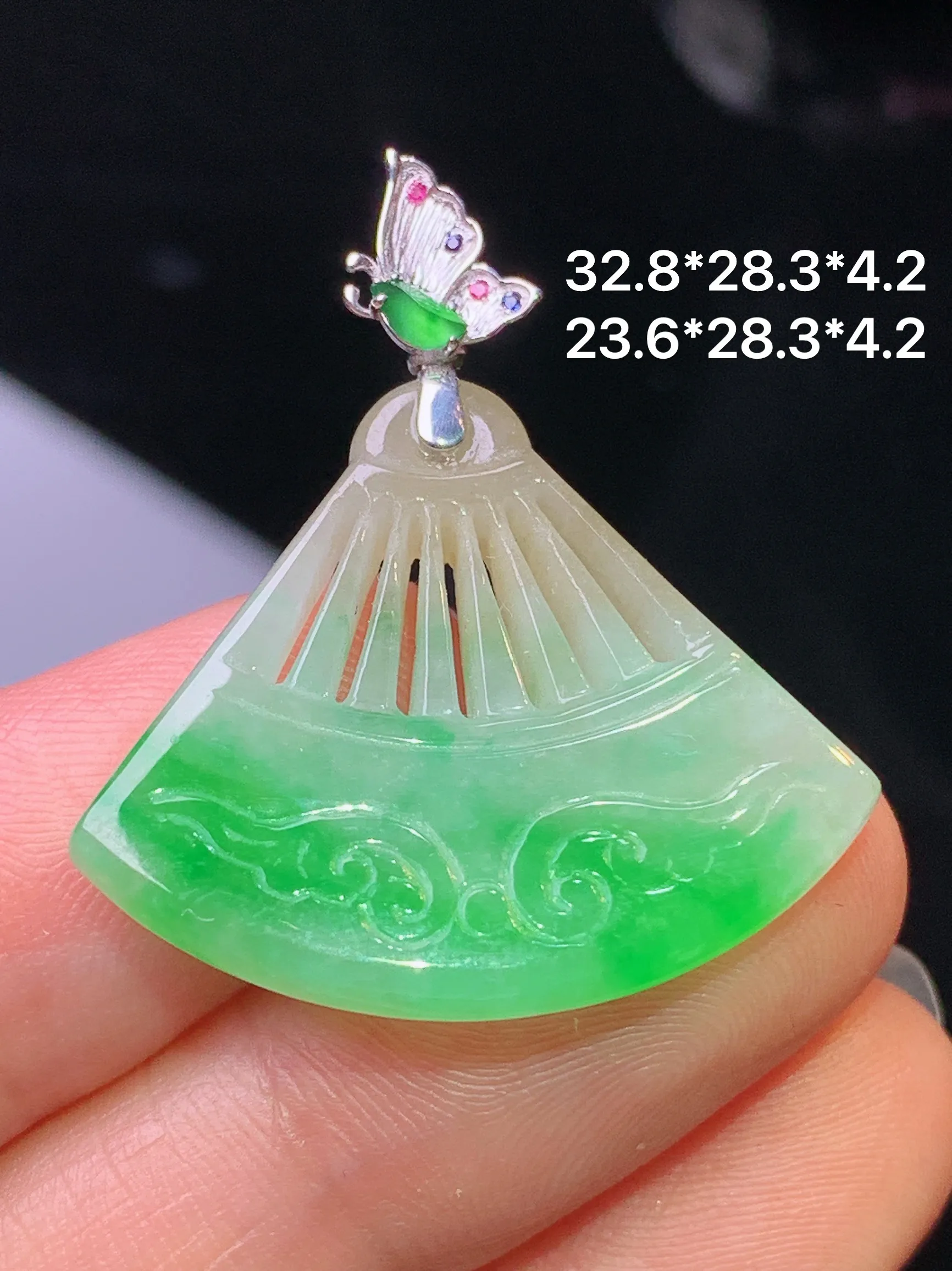 18k金镶嵌飘绿扇形吊坠 玉质细腻 色泽清新艳丽 整体尺寸32.8*28.3*4.2