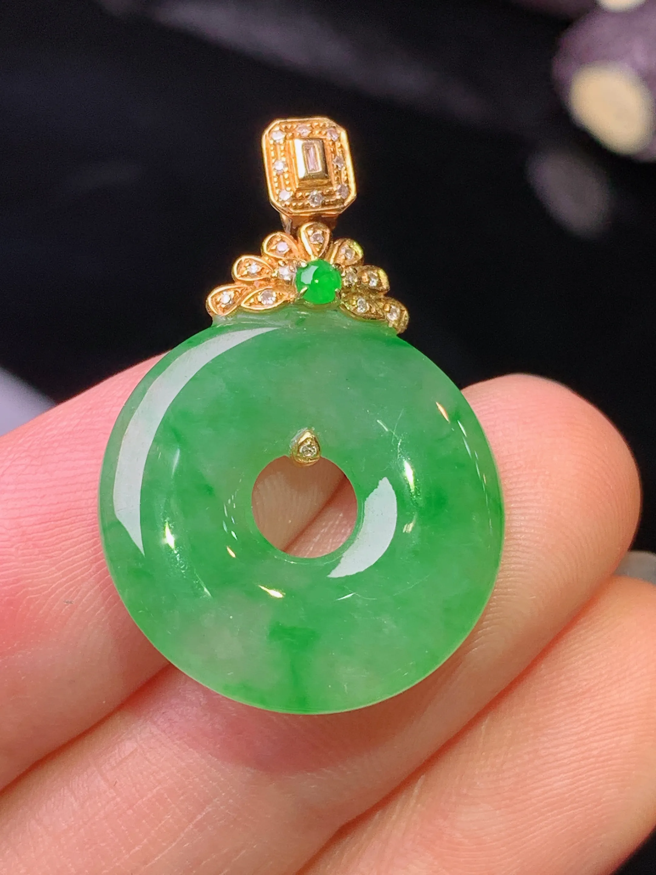 18k金钻镶嵌翠绿平安扣吊坠 玉质细腻 色泽清新艳丽 整体尺寸29.3*19.5*3.5