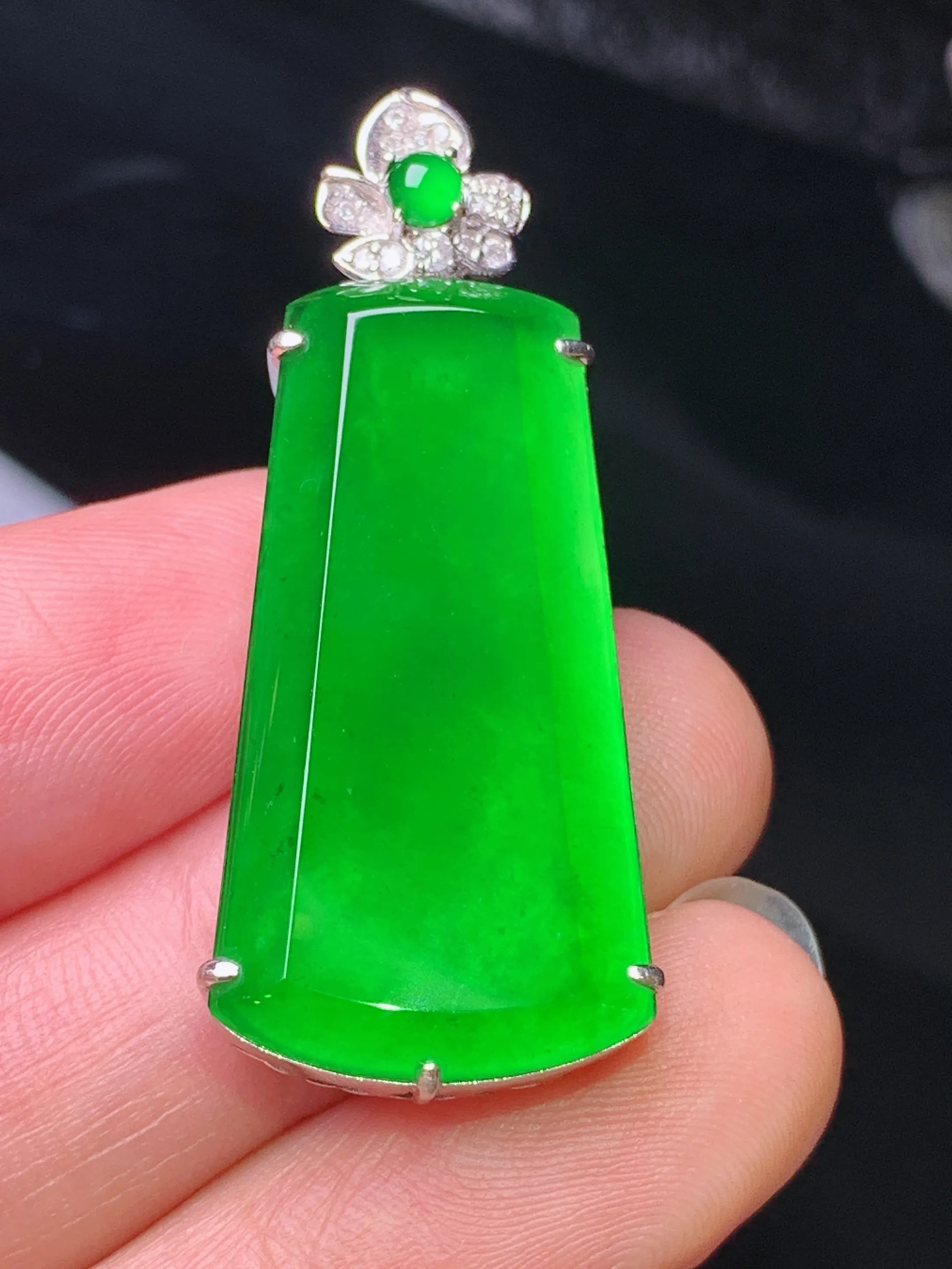 18k金钻镶嵌满绿无事牌吊坠 玉质细腻 色泽清新艳丽 整体尺寸40*16*7