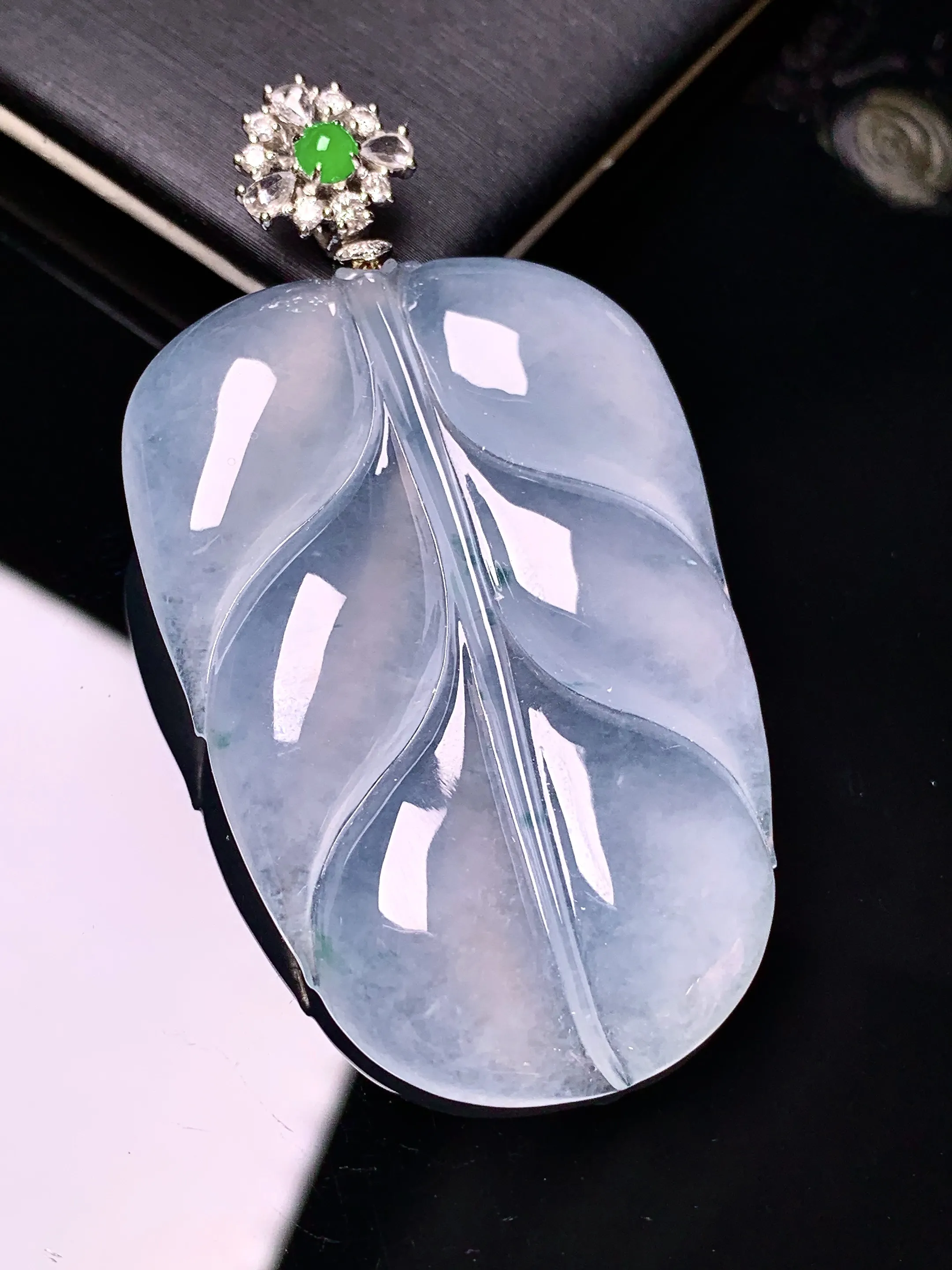 18k金钻镶嵌冰种树叶吊坠 玉质细腻 色泽清新艳丽 整体尺寸57.2*31.3*5.2