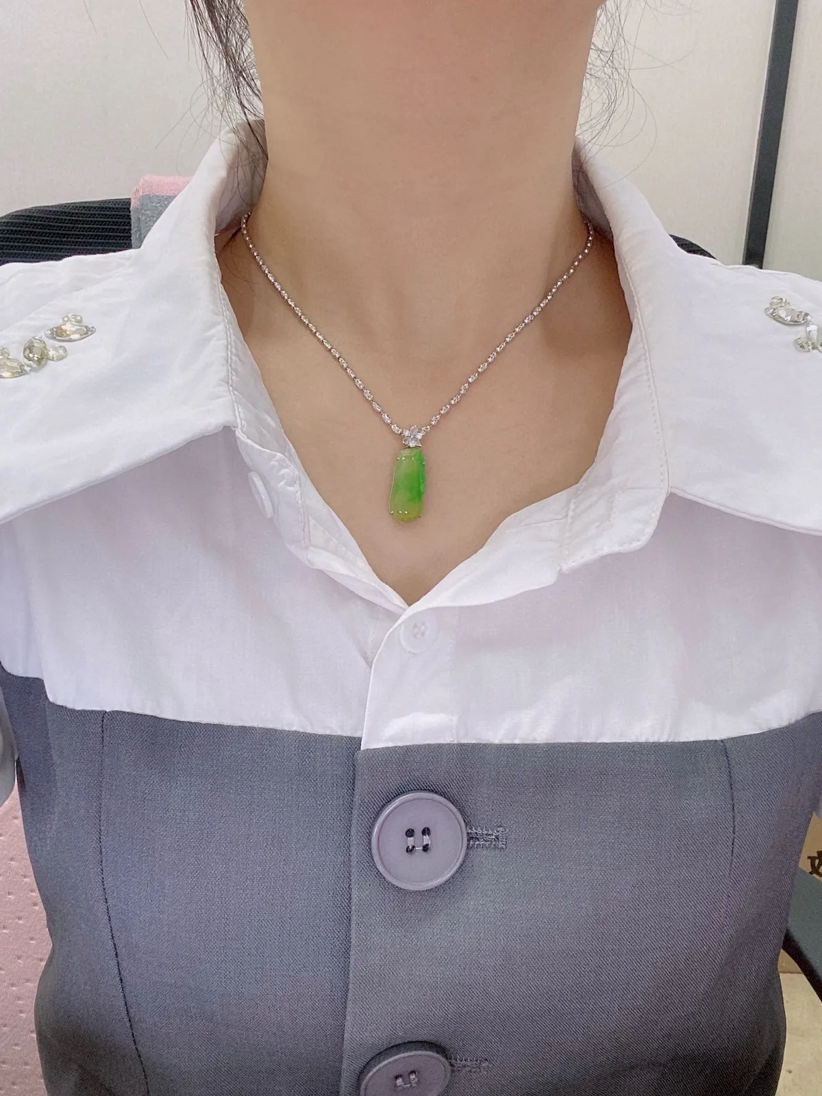 【冰种黄加绿福瓜吊坠】质地细腻，冰润透亮，光泽出众，冰感十足，18k金古法镶嵌，裸石尺寸21.8*9.6*3.6毫米