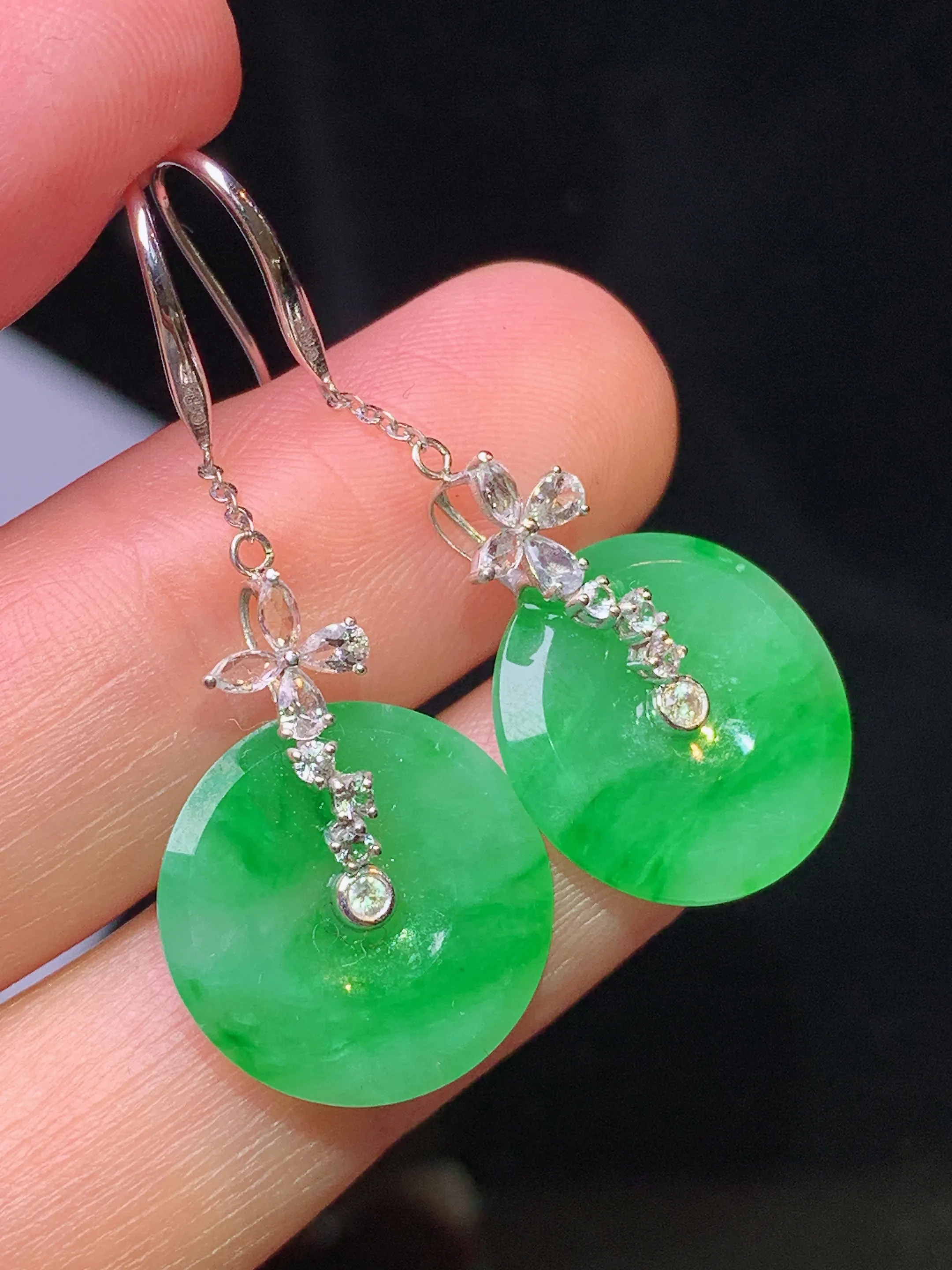 18k金钻镶嵌翠绿平安扣耳坠 玉质细腻 色泽清新艳丽 整体尺寸37*15*2.3