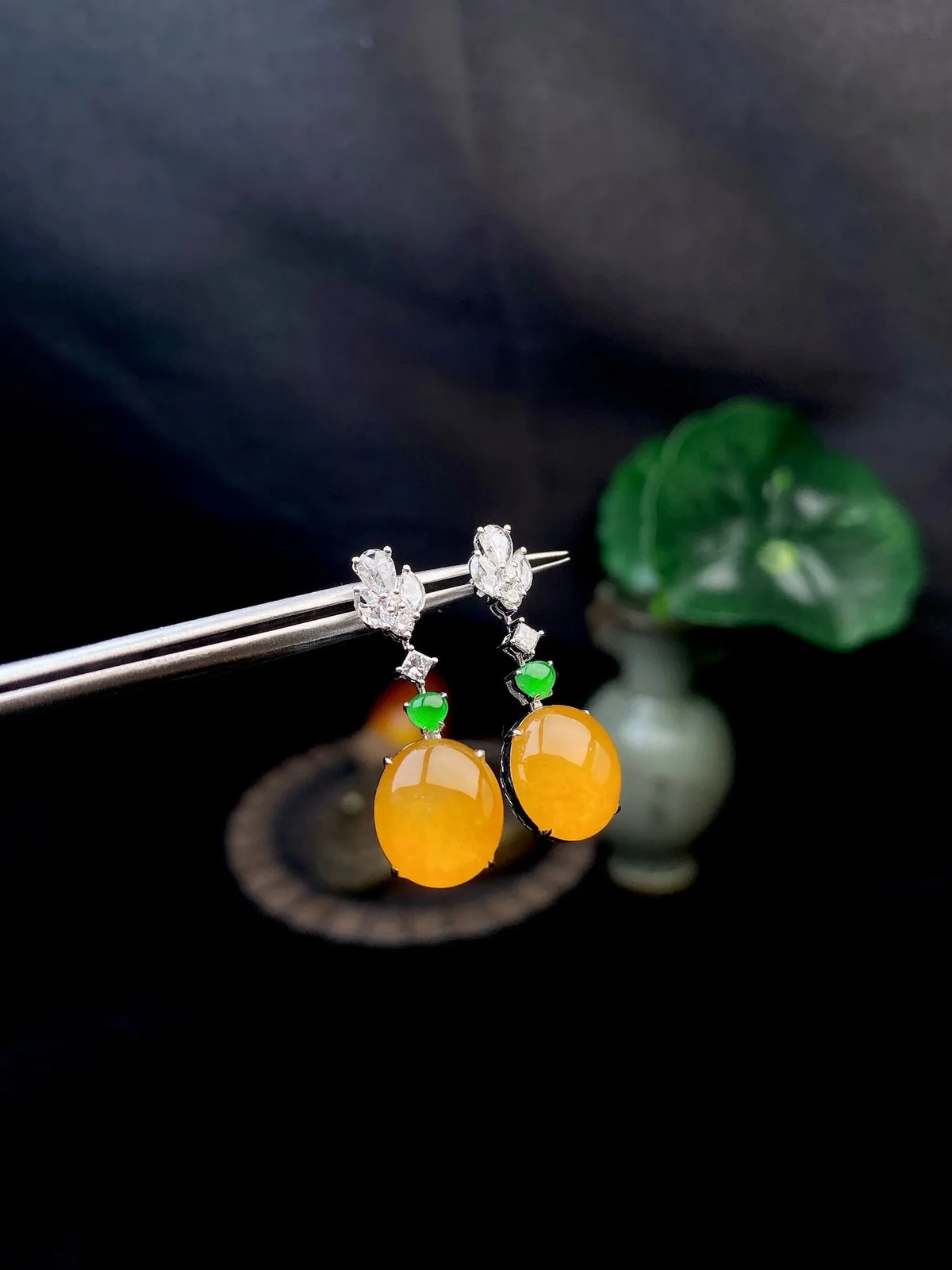 【冰种黄翡蛋面耳坠】质地细润，起刚起荧光，18K金钻镶嵌，裸石尺寸10.4*9.2*3.7毫米