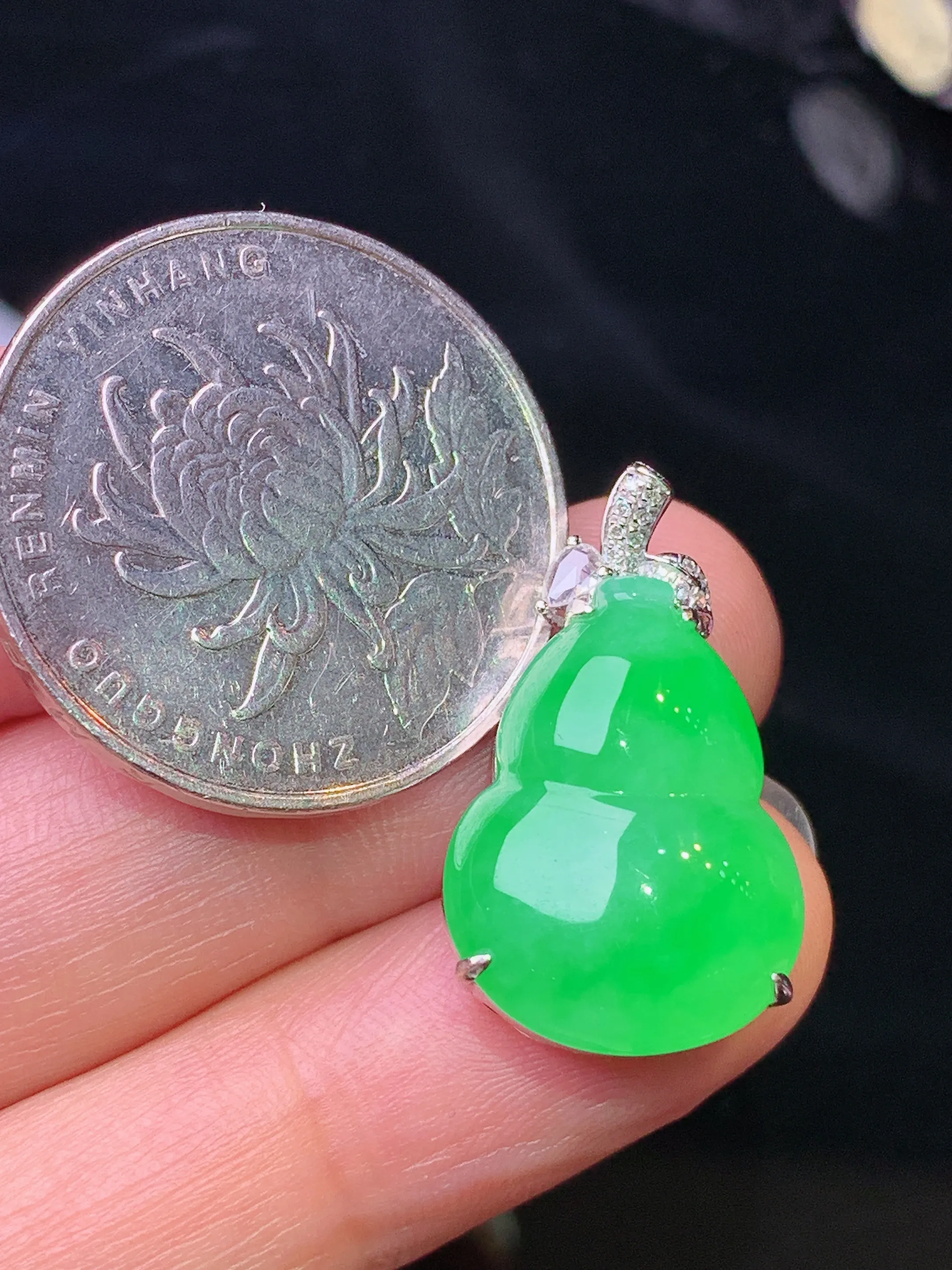 18k金钻镶嵌翠绿葫芦吊坠 玉质细腻 色泽清新艳丽 整体尺寸23.8*14*8.8