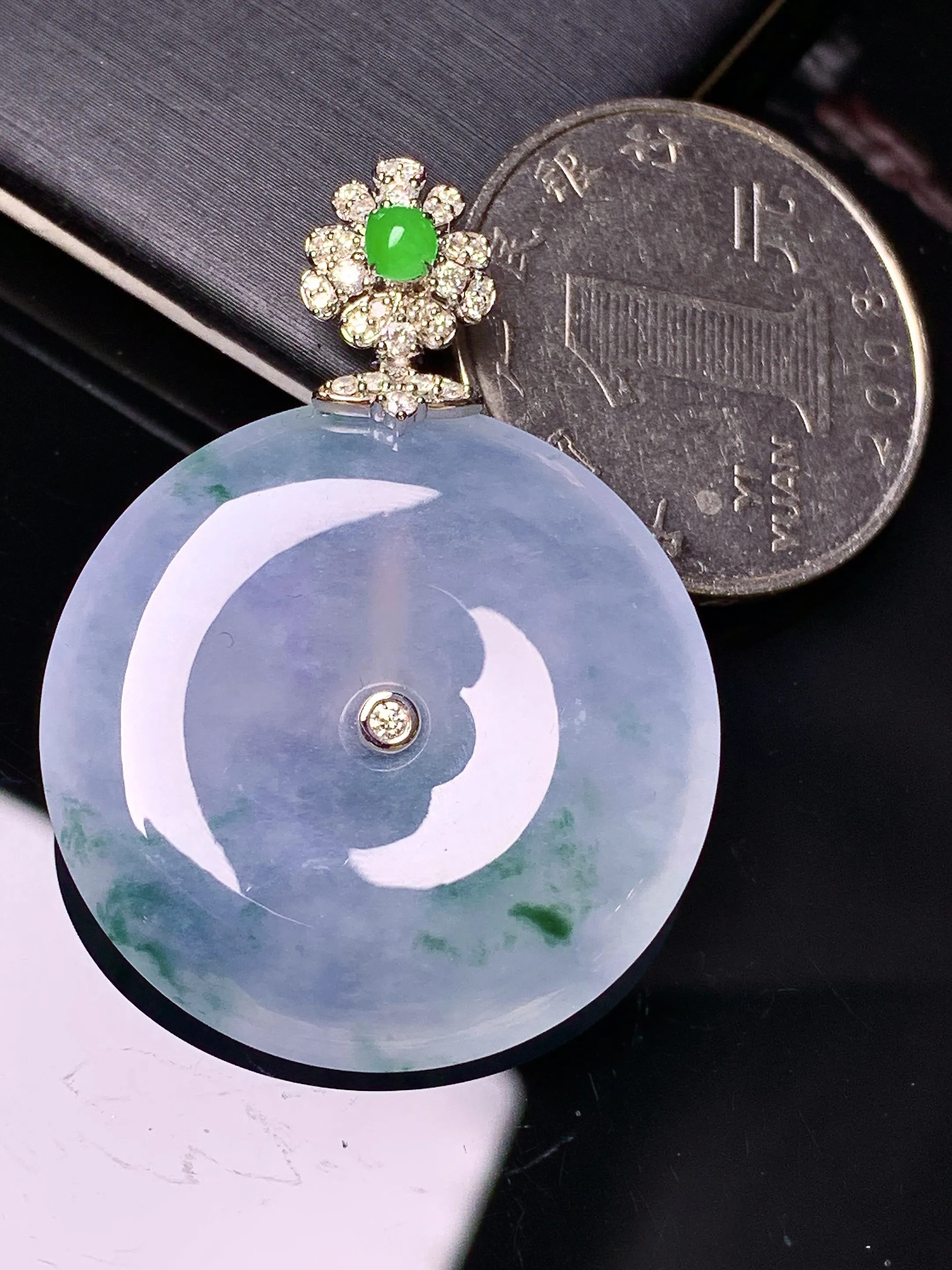 18k金钻镶嵌冰种平安扣吊坠 玉质细腻 色泽清新艳丽 整体尺寸40*29.3*5.2