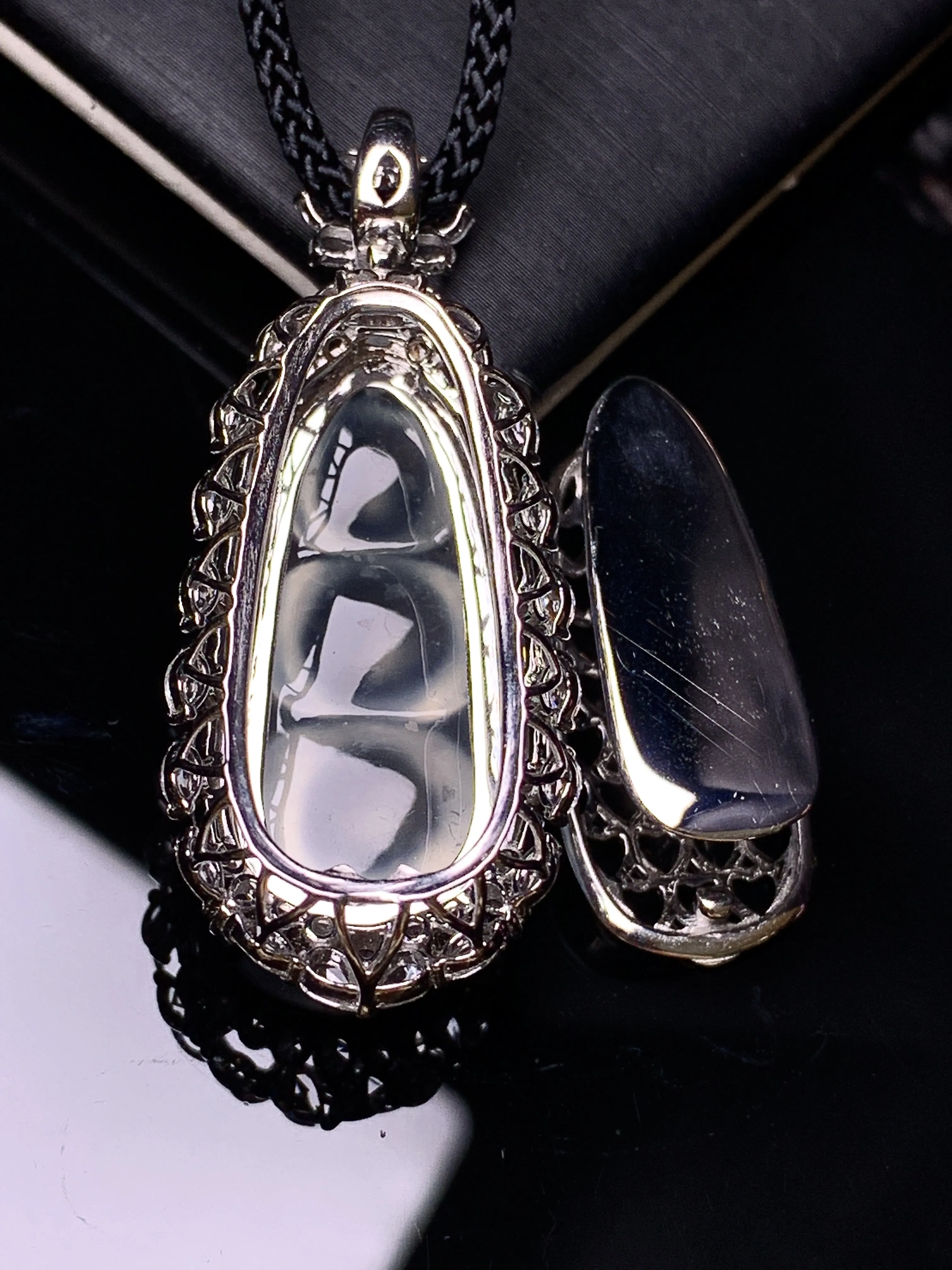 18k金钻镶嵌冰种四季豆吊坠 玉质细腻 色泽清新艳丽 整体尺寸41.3*17*14