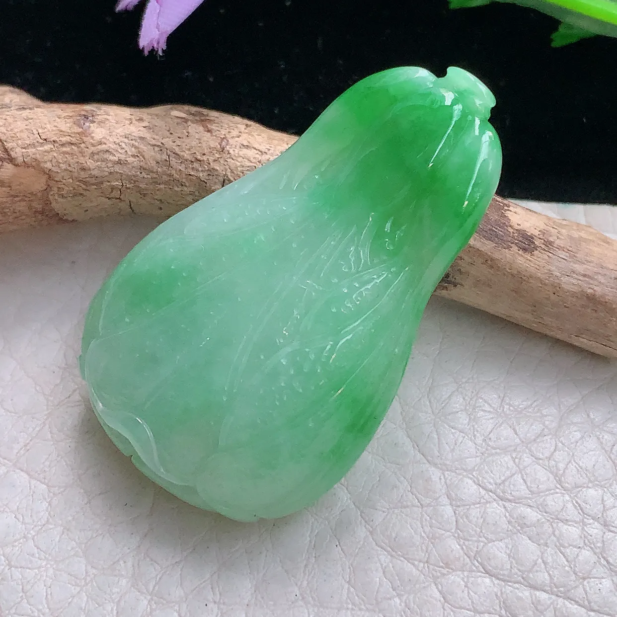 Lz实拍42*27*10.8天然缅甸翡翠冰胶润飘绿小白菜吊坠 八方来财玉坠