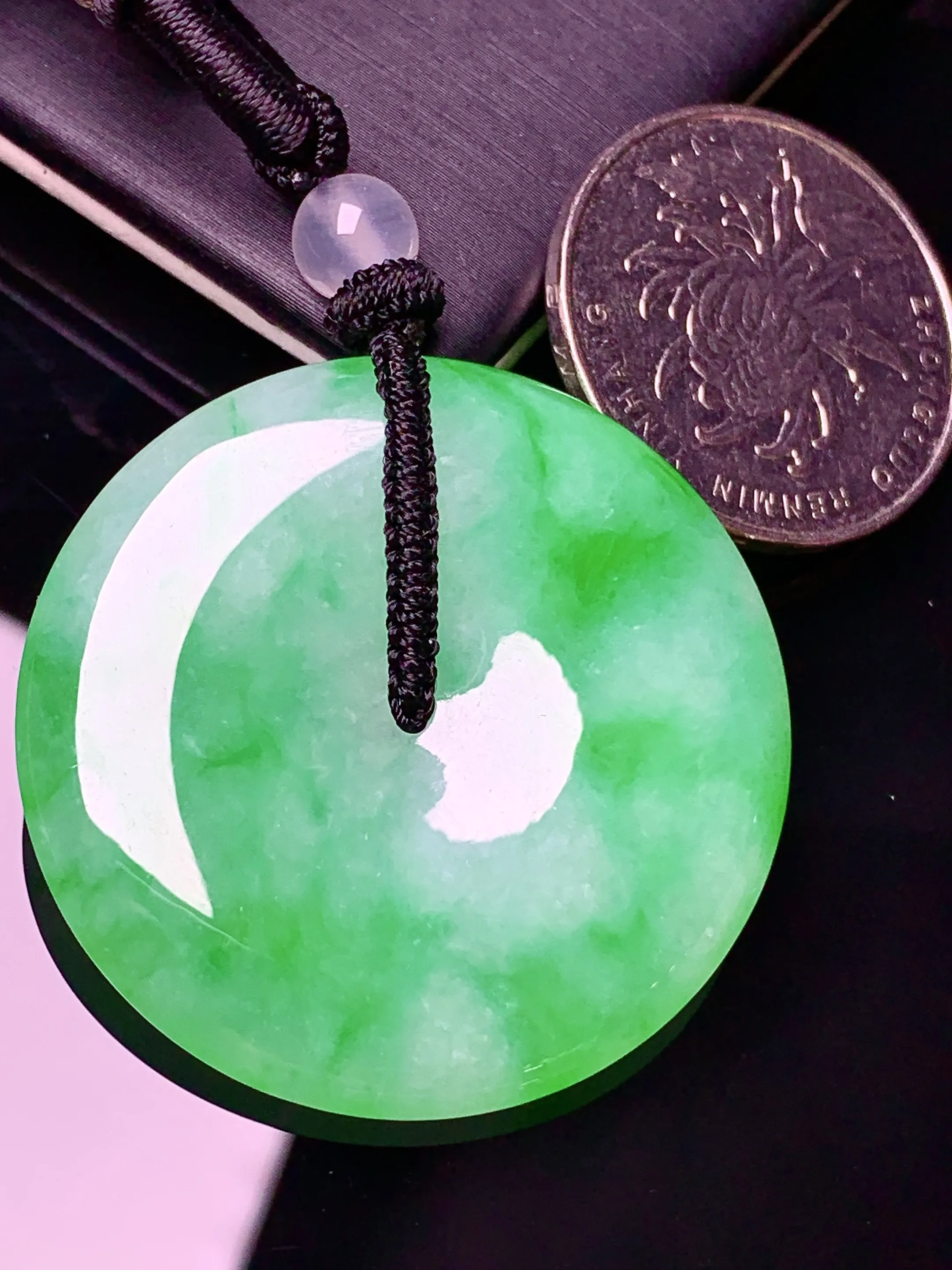 翠绿平安扣吊坠 玉质细腻 色泽清新艳丽 整体尺寸37*6.2