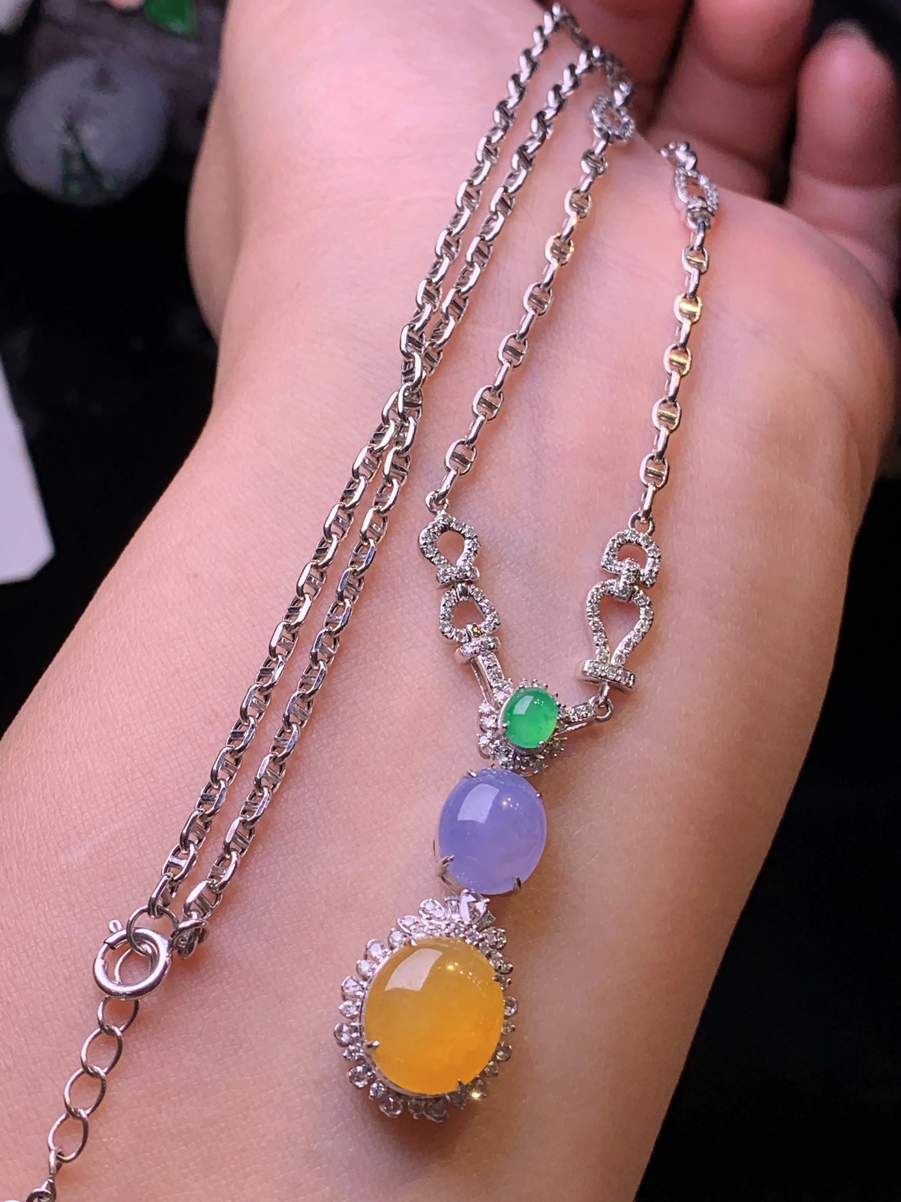 18k金钻镶嵌三彩蛋面项链 玉质细腻 色泽清新艳丽 整体尺寸32.5*12.5*7.8