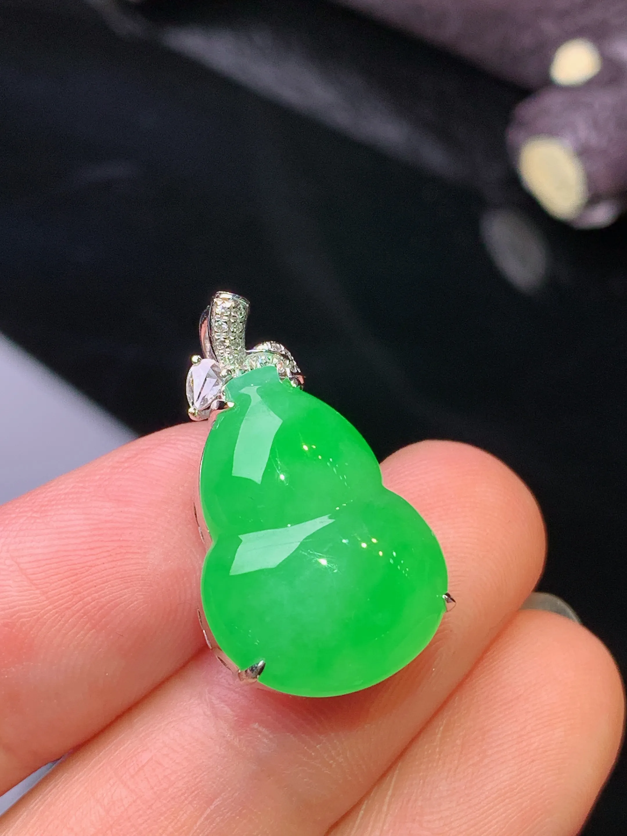 18k金钻镶嵌翠绿葫芦吊坠 玉质细腻 色泽清新艳丽 整体尺寸23.8*14*8.8