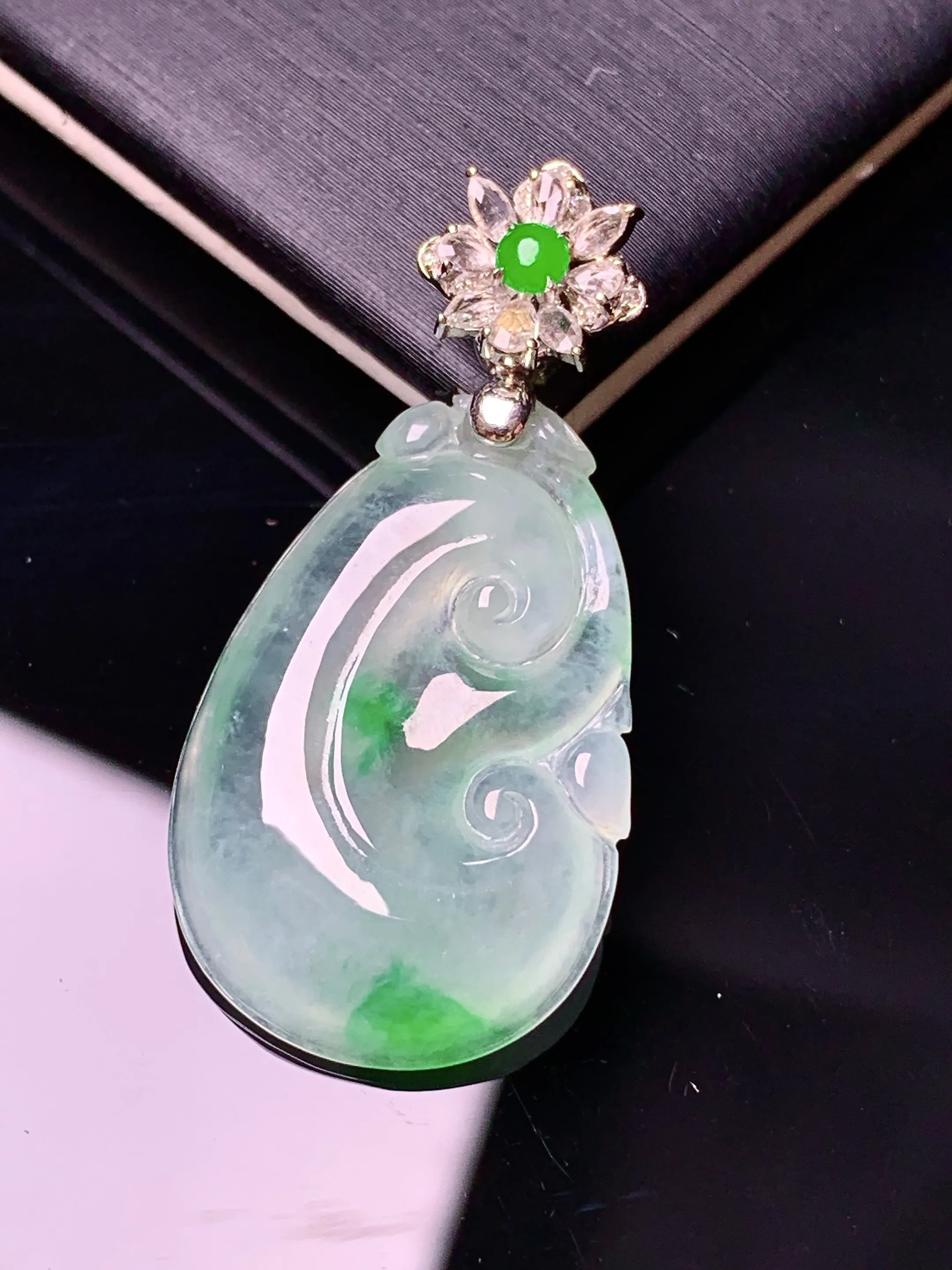 18k金钻镶嵌冰种如意吊坠 玉质细腻 色泽清新艳丽 整体尺寸35*17.2*4.2