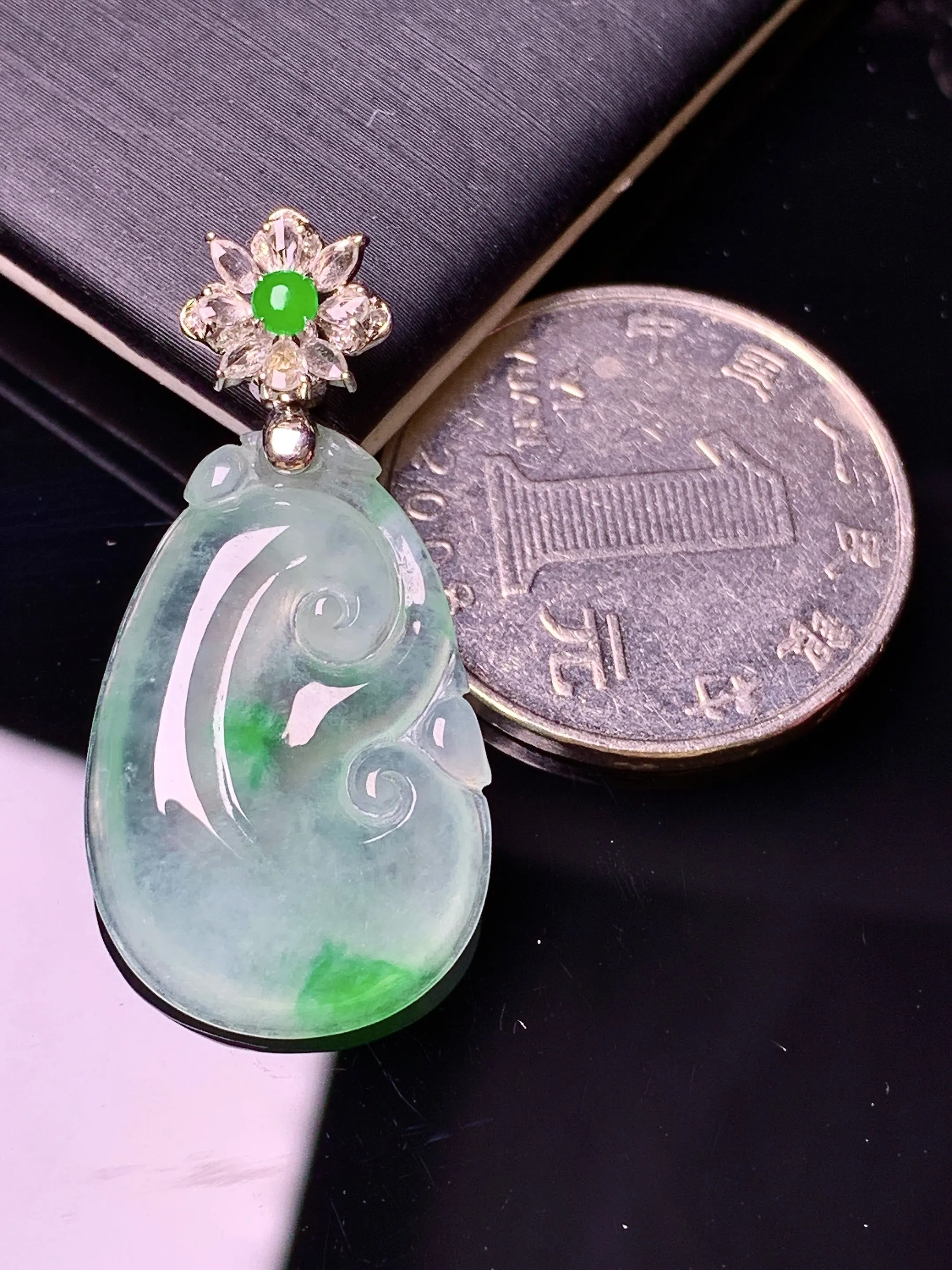 18k金钻镶嵌冰种如意吊坠 玉质细腻 色泽清新艳丽 整体尺寸35*17.2*4.2