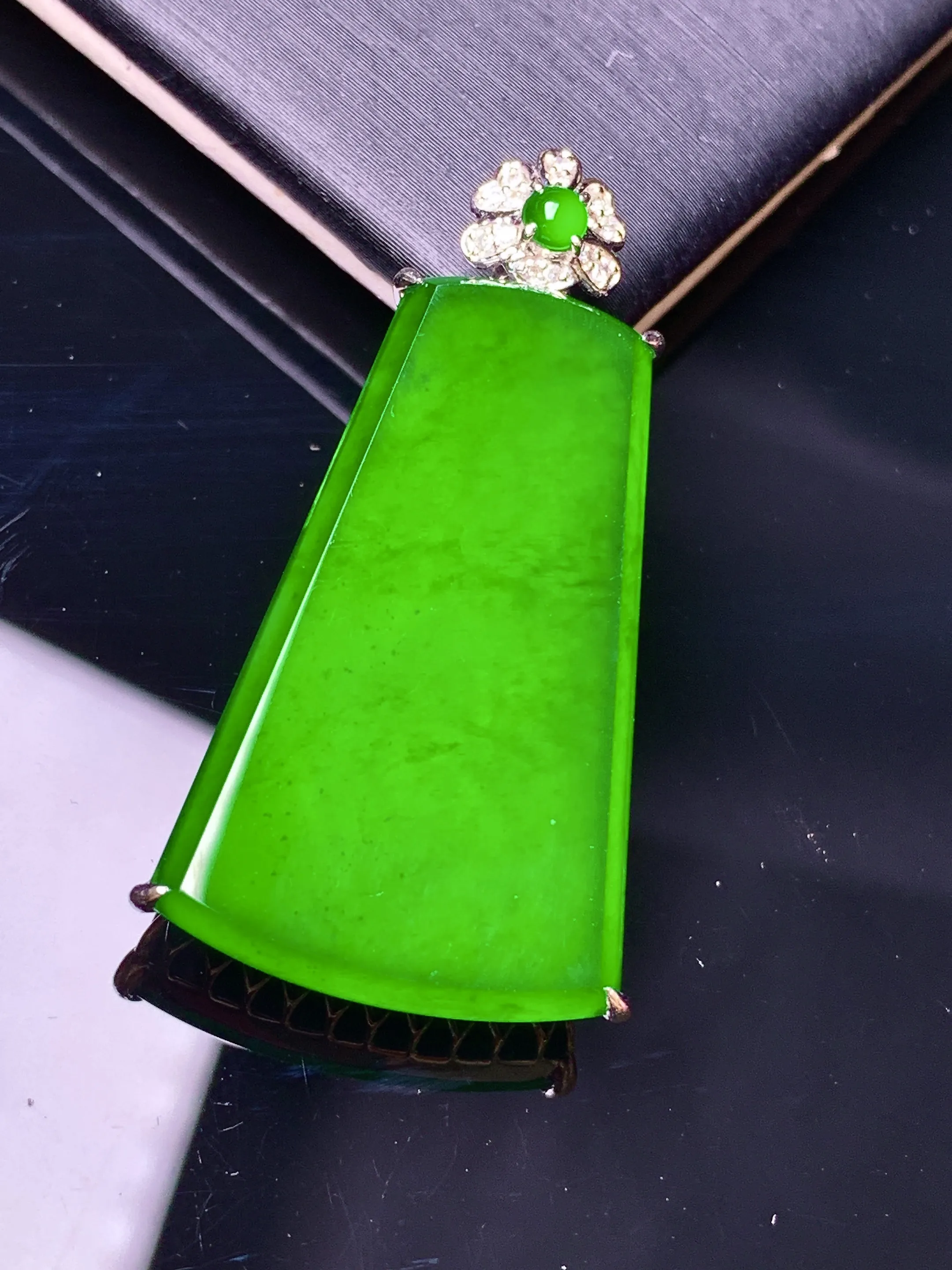 18k金钻镶嵌满绿无事牌吊坠 玉质细腻 色泽清新艳丽 整体尺寸37.3*20.5*7.3