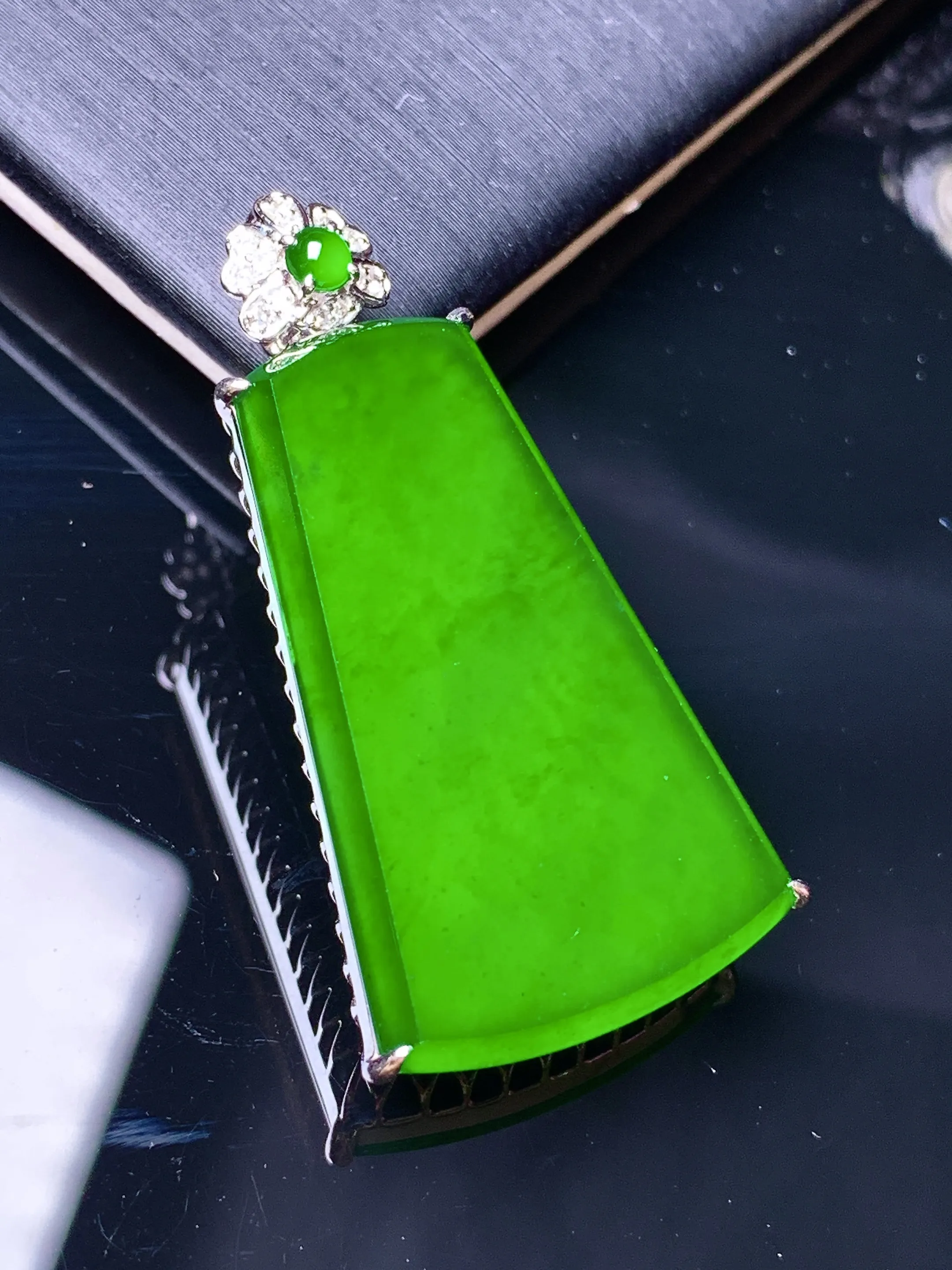 18k金钻镶嵌满绿无事牌吊坠 玉质细腻 色泽清新艳丽 整体尺寸37.3*20.5*7.3