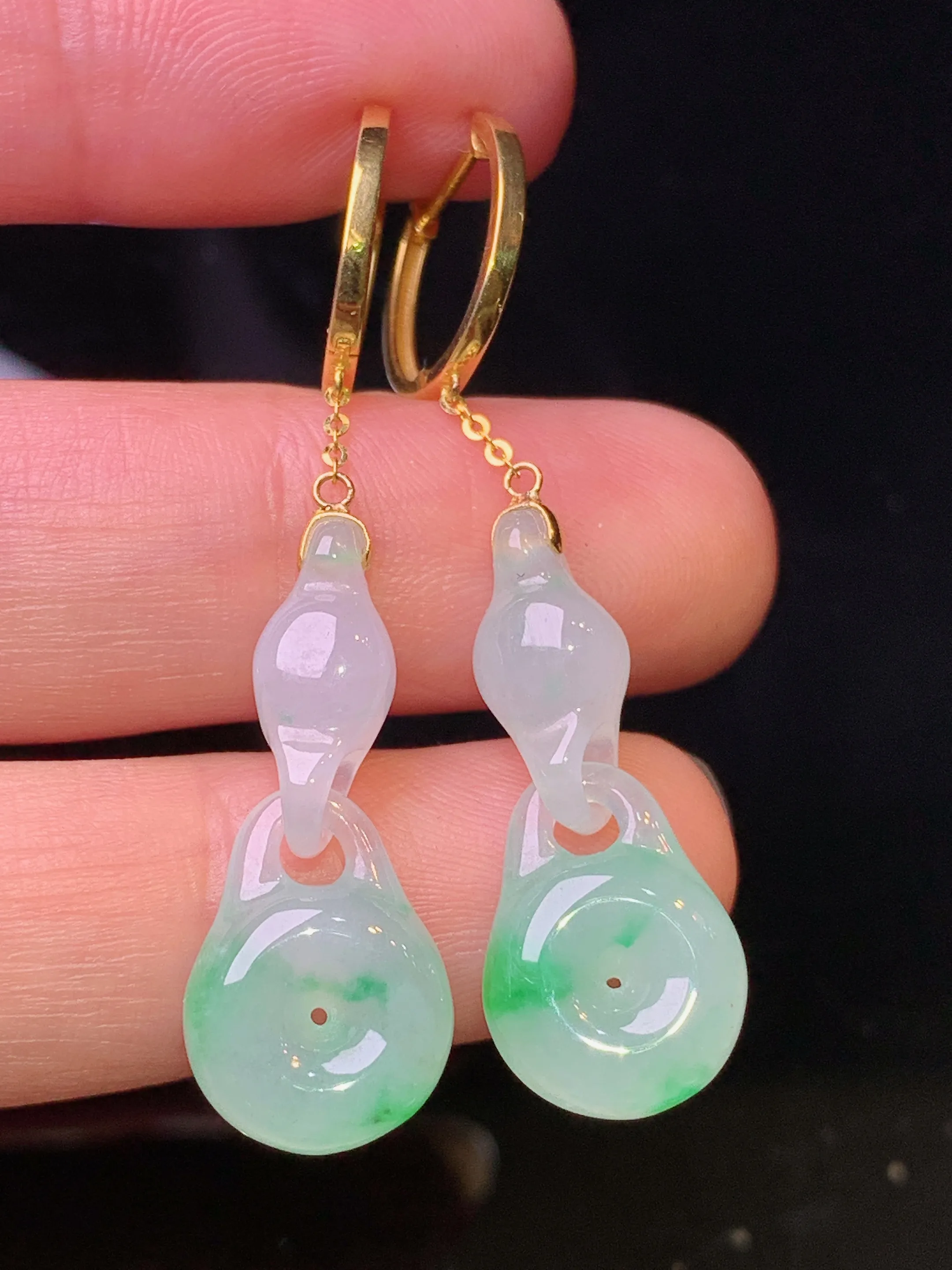 18k金镶嵌飘绿同心锁平安扣耳坠 玉质细腻 色泽清新艳丽 整体尺寸45*10.6*5.3