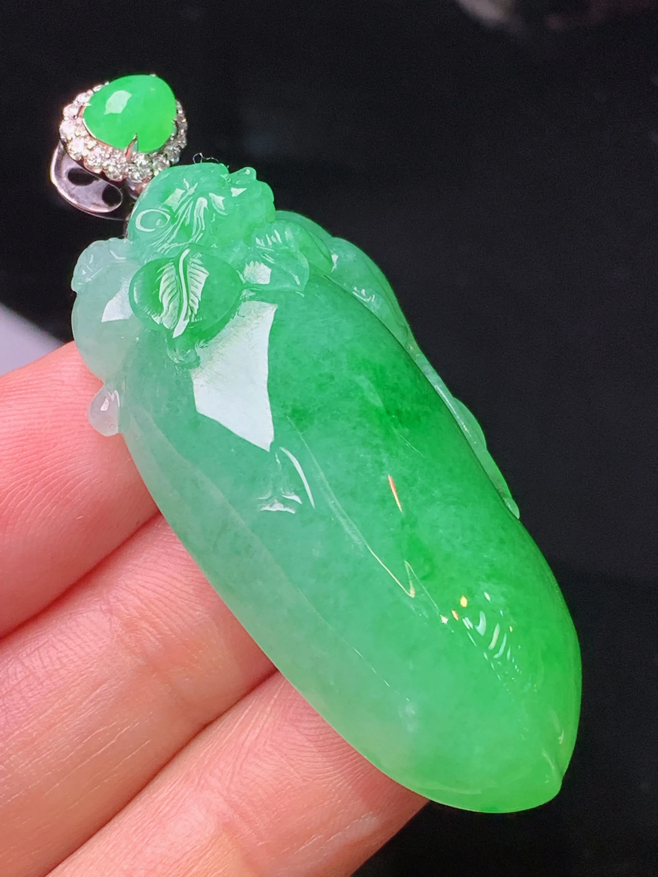 18k金钻镶嵌翠绿福瓜吊坠 玉质细腻 色泽清新艳丽 整体尺寸54.8*23.7*12.8