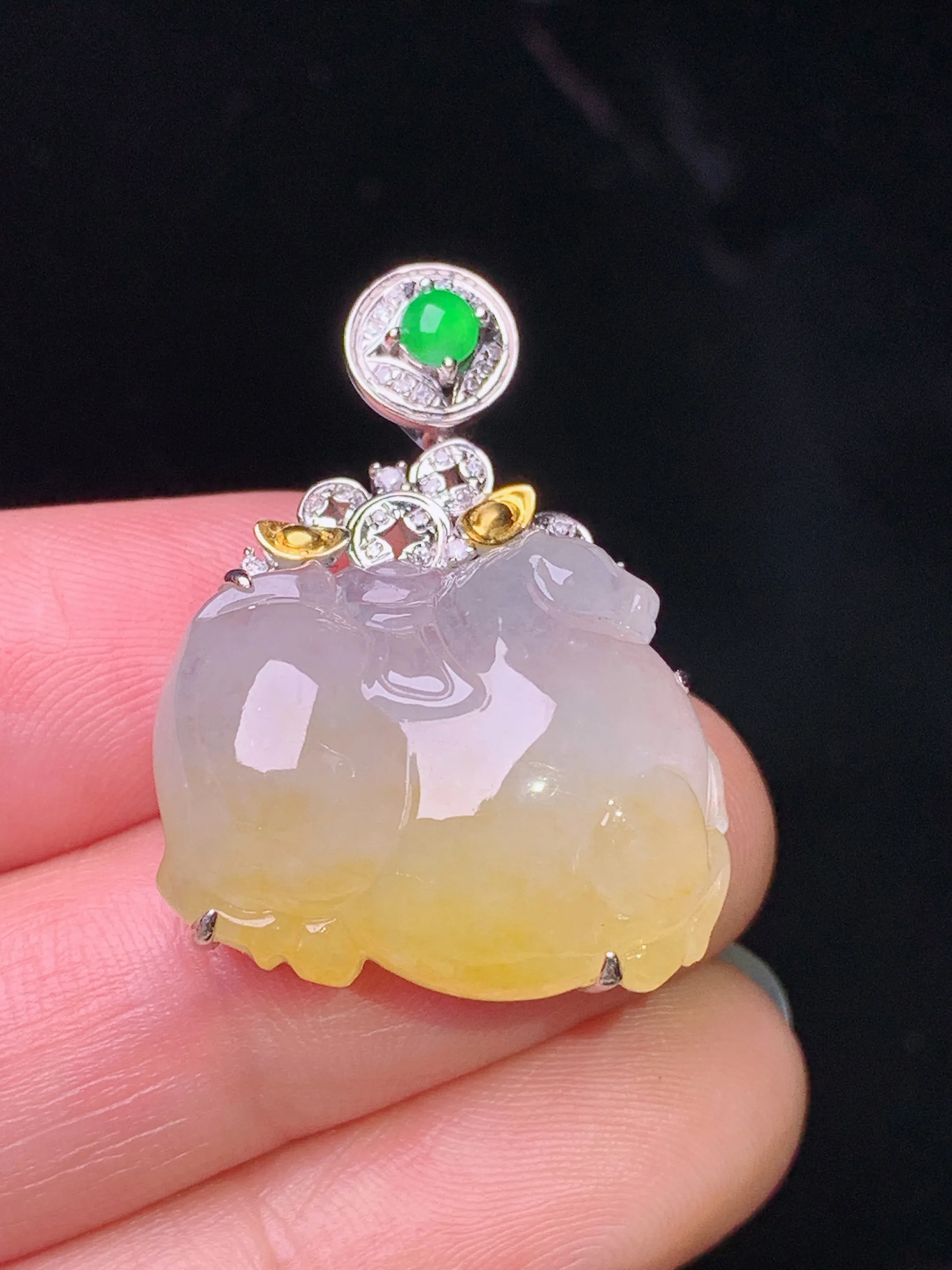 18k金钻镶嵌冰飘黄翡唐马吊坠 玉质细腻 色泽清新艳丽 整体尺寸30.8*22.2*10.2