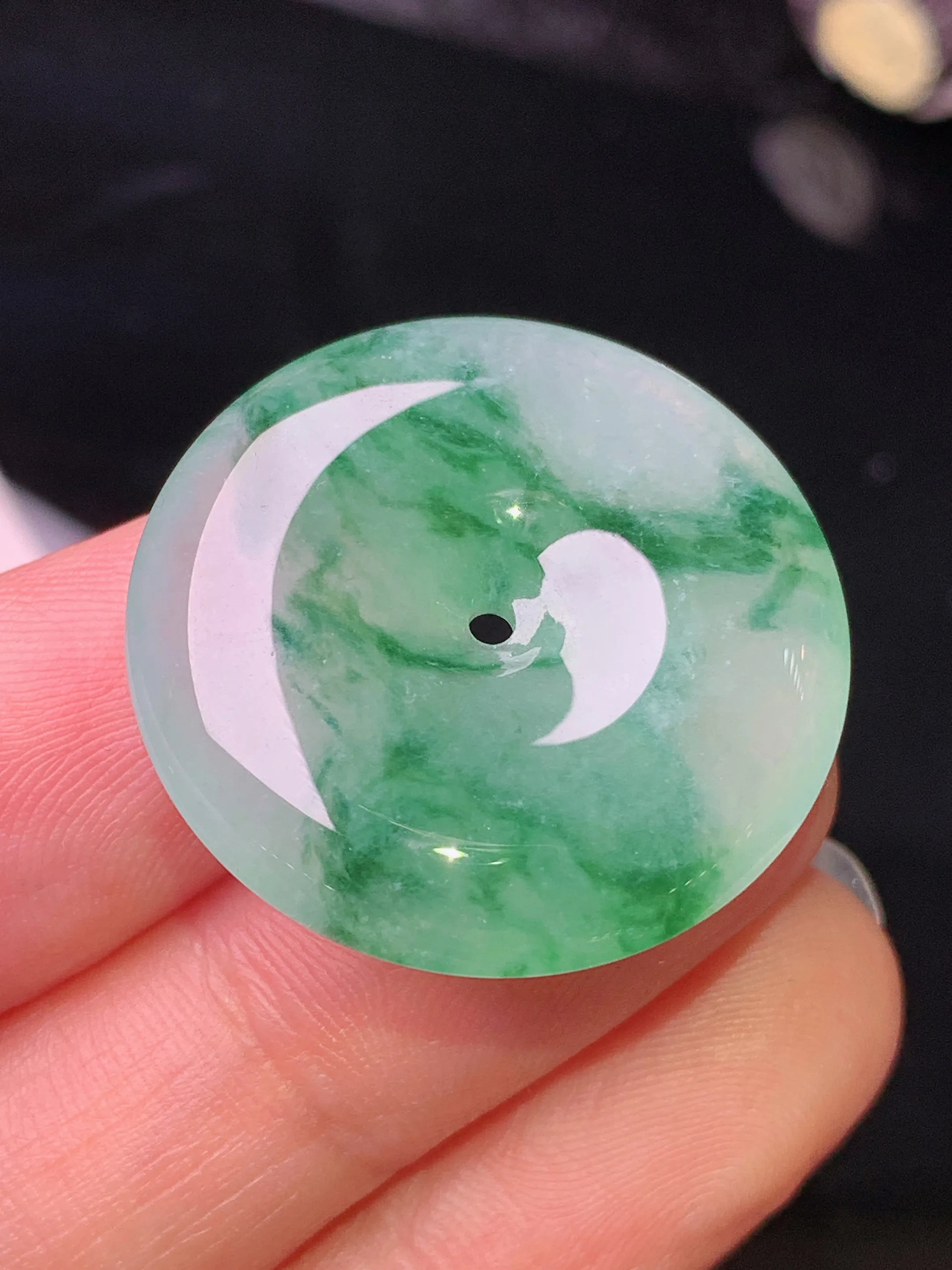 飘绿平安扣吊坠 玉质细腻 色泽清新艳丽  整体尺寸26*5.5