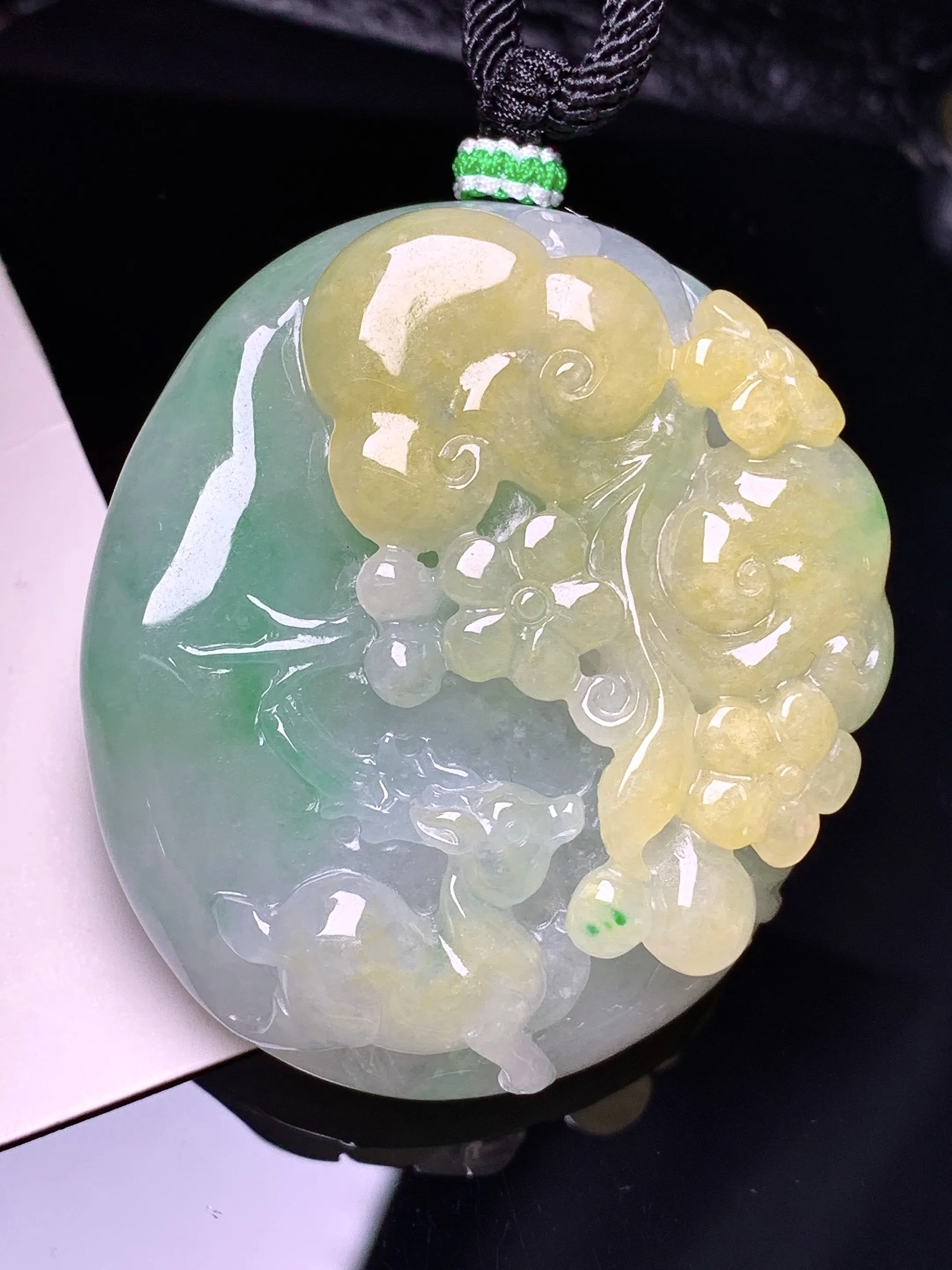 飘黄绿翡梅花鹿吊坠 玉质细腻 色泽清新艳丽 整体尺寸47*42*15.6