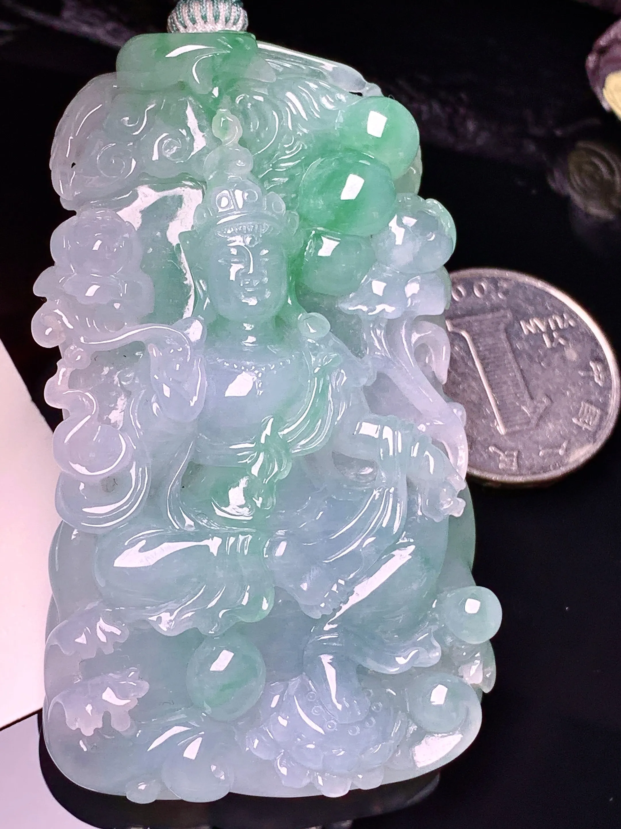 飘绿度母观音菩萨吊坠 玉质细腻 色泽清新艳丽 整体尺寸68*40.3*11.6