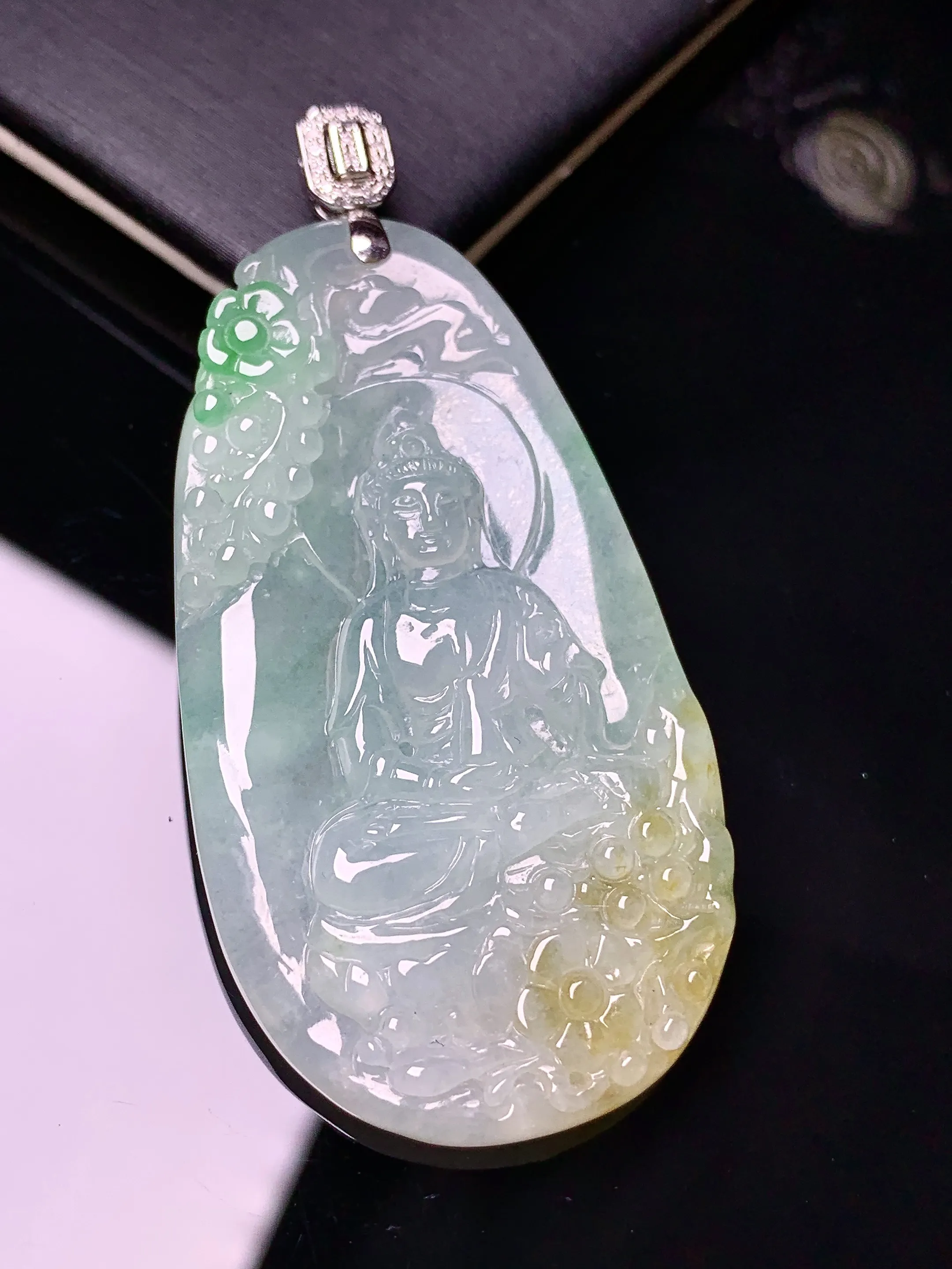 18k金钻镶嵌飘花观音吊坠 玉质细腻 色泽清新艳丽 整体尺寸58.2*27.5*5.3