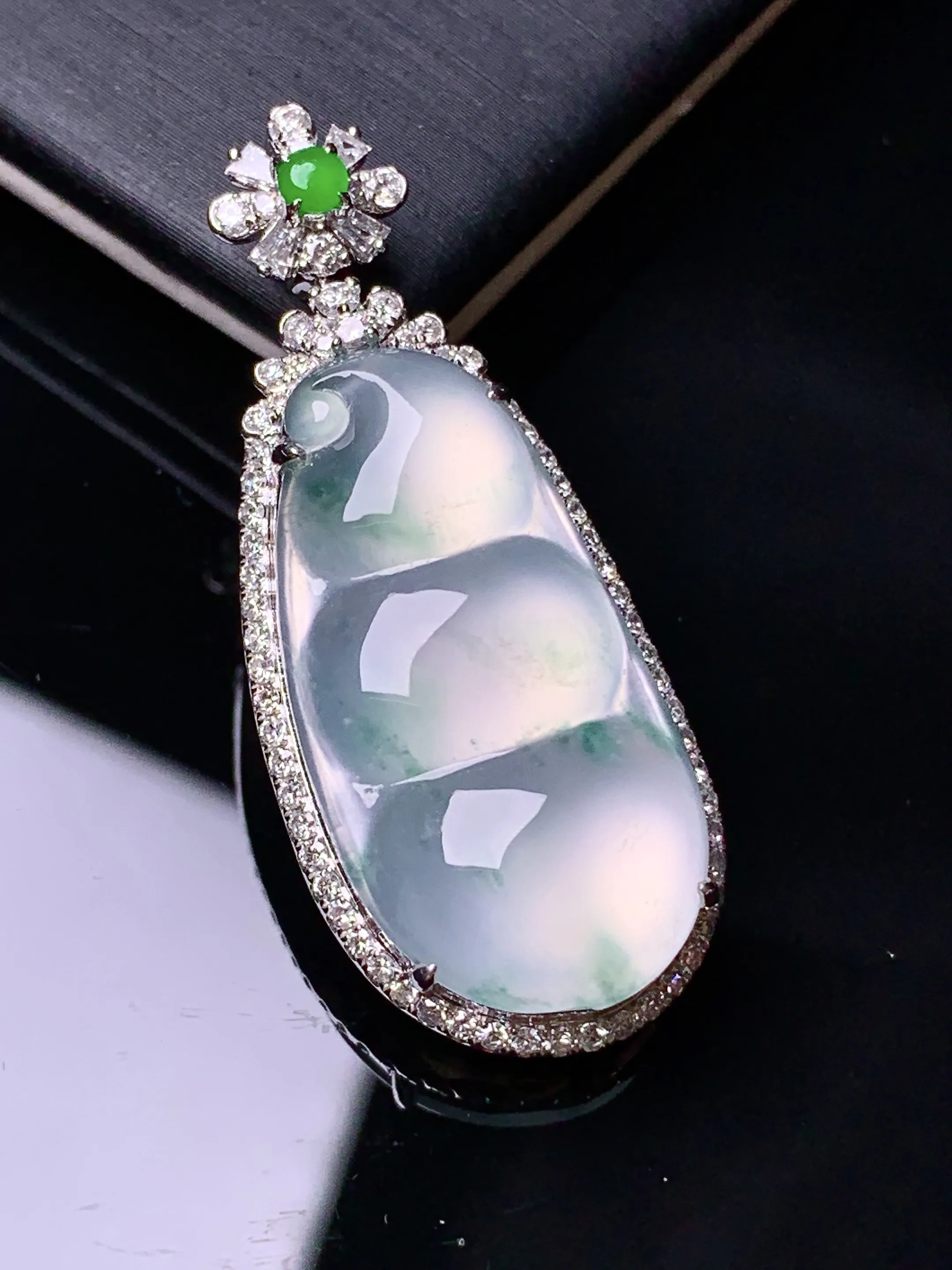 18k金钻镶嵌冰种四季豆吊坠 玉质细腻 色泽清新艳丽 整体尺寸38*15.7*10