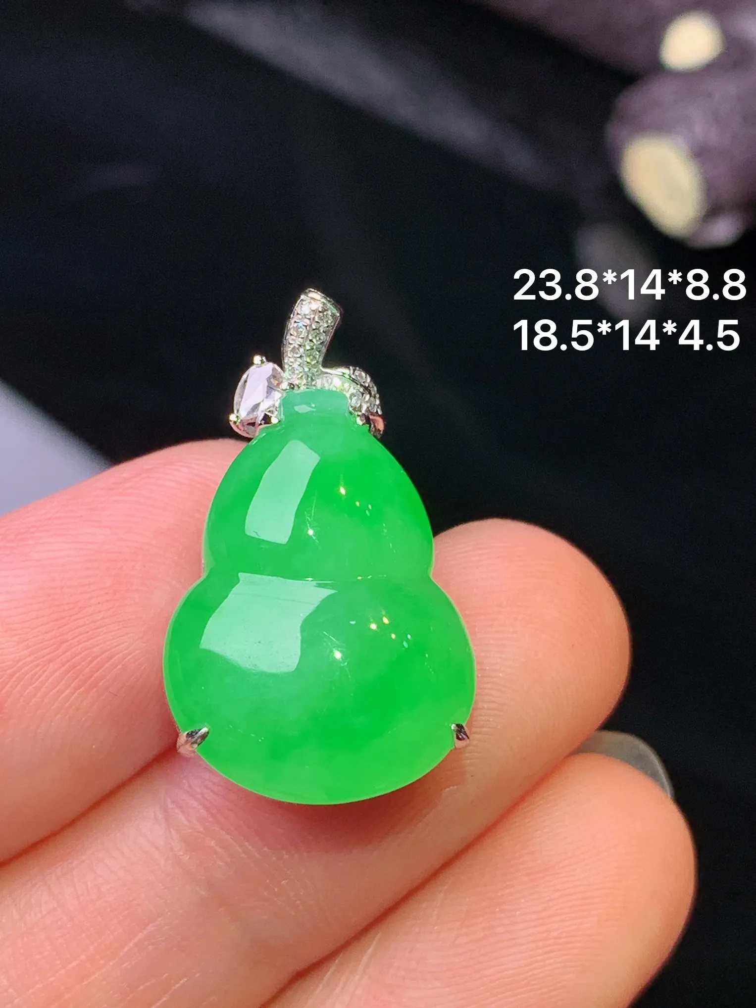 18k金钻镶嵌翠绿葫芦吊坠 玉质细腻 色泽清新艳丽 整体尺寸23.8*14*8.8