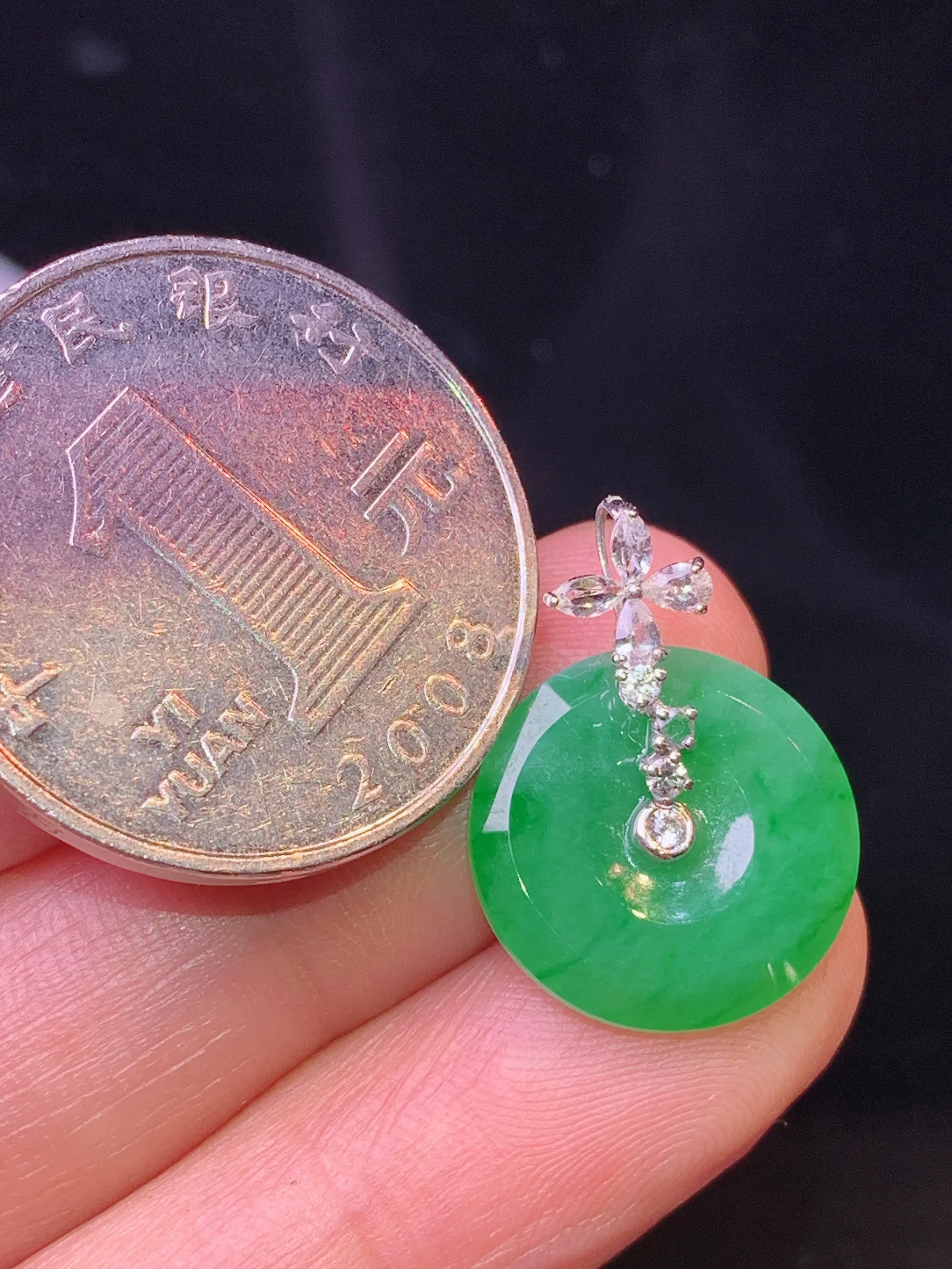18k金钻镶嵌满绿平安扣吊坠 玉质细腻 色泽清新艳丽 整体尺寸20.5*15*2.5