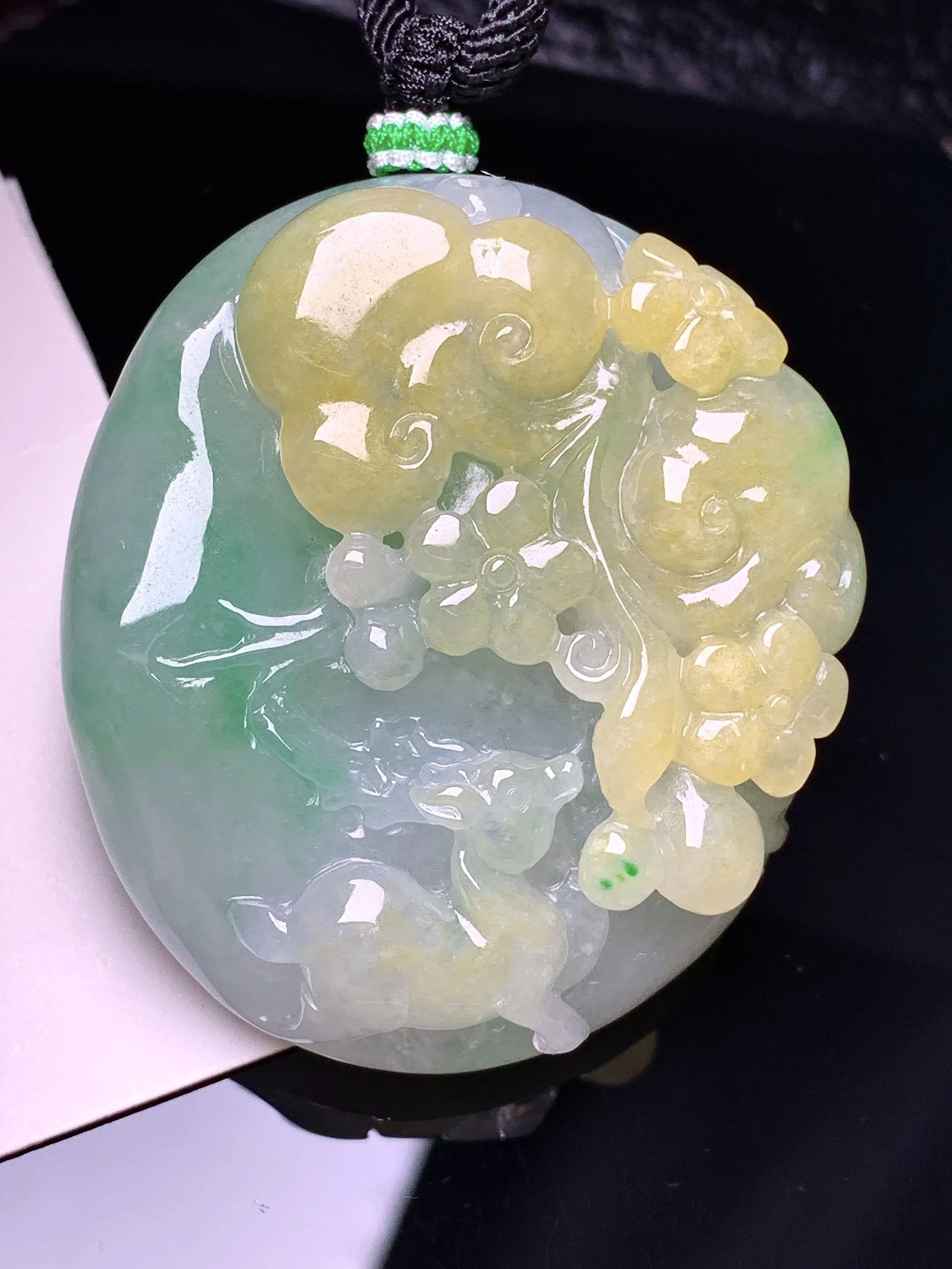 飘黄绿翡梅花鹿吊坠 玉质细腻 色泽清新艳丽 整体尺寸47*42*15.6