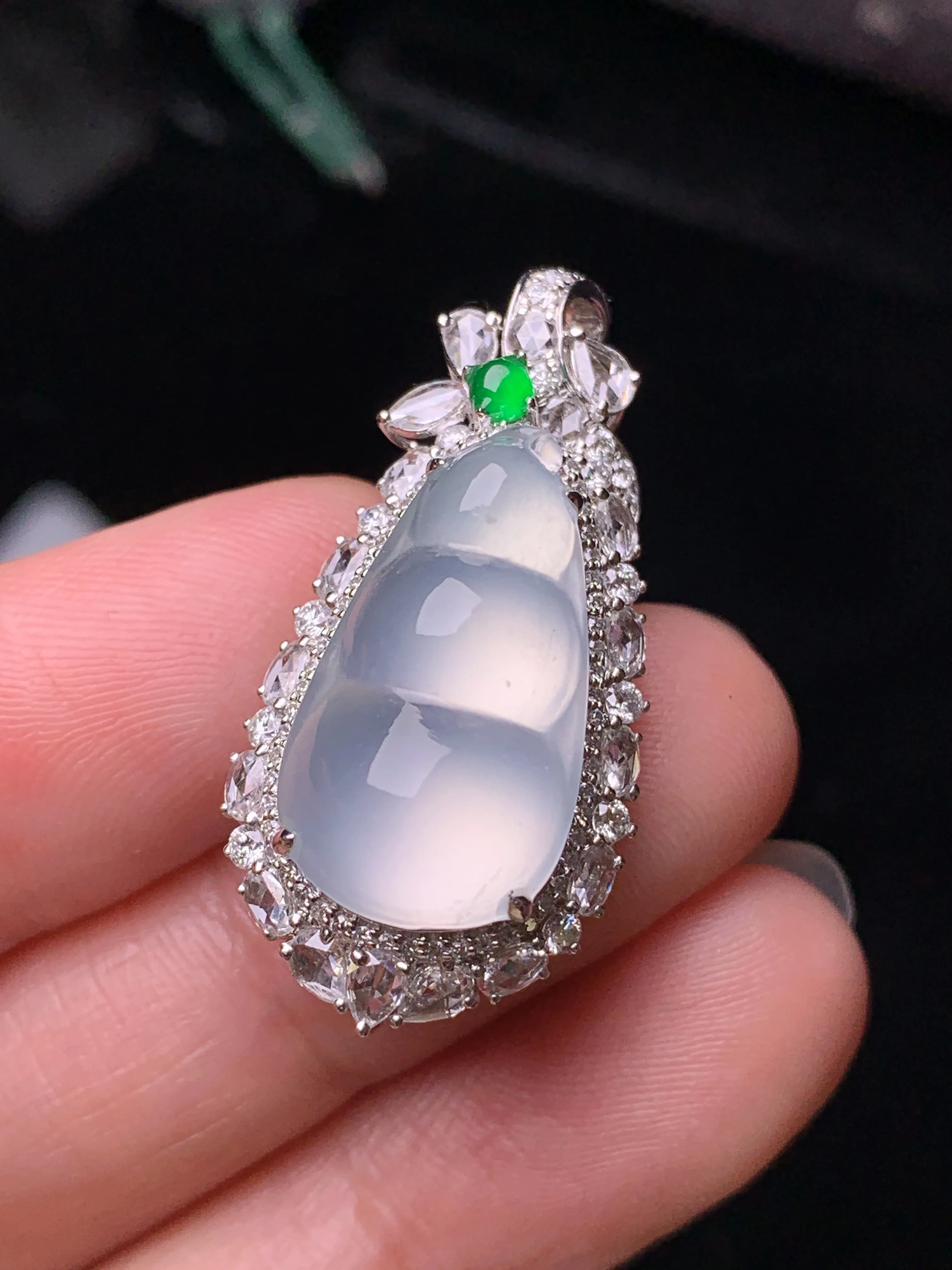 18k金钻镶嵌冰种四季豆吊坠 玉质细腻 色泽清新艳丽 整体尺寸31.8*16*12.6