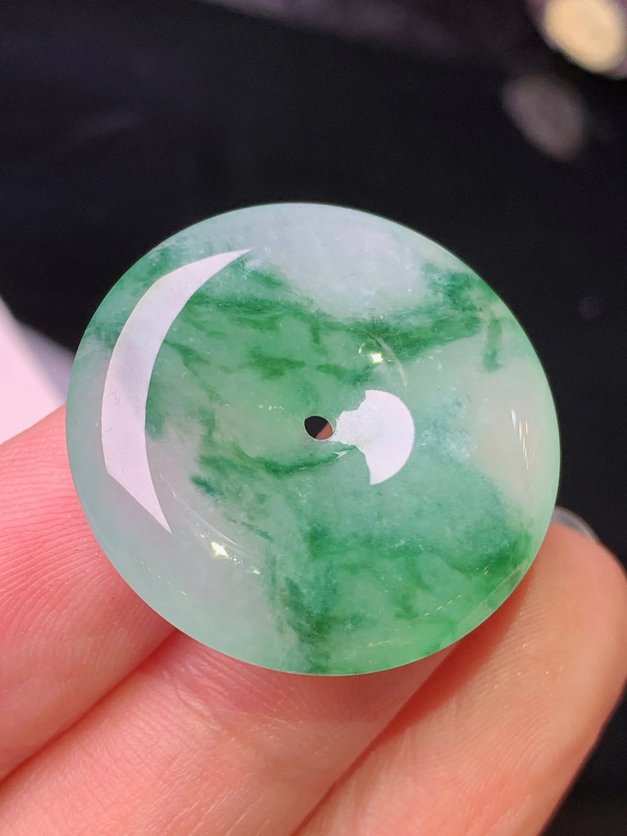 飘绿平安扣吊坠 玉质细腻 色泽清新艳丽  整体尺寸26*5.5