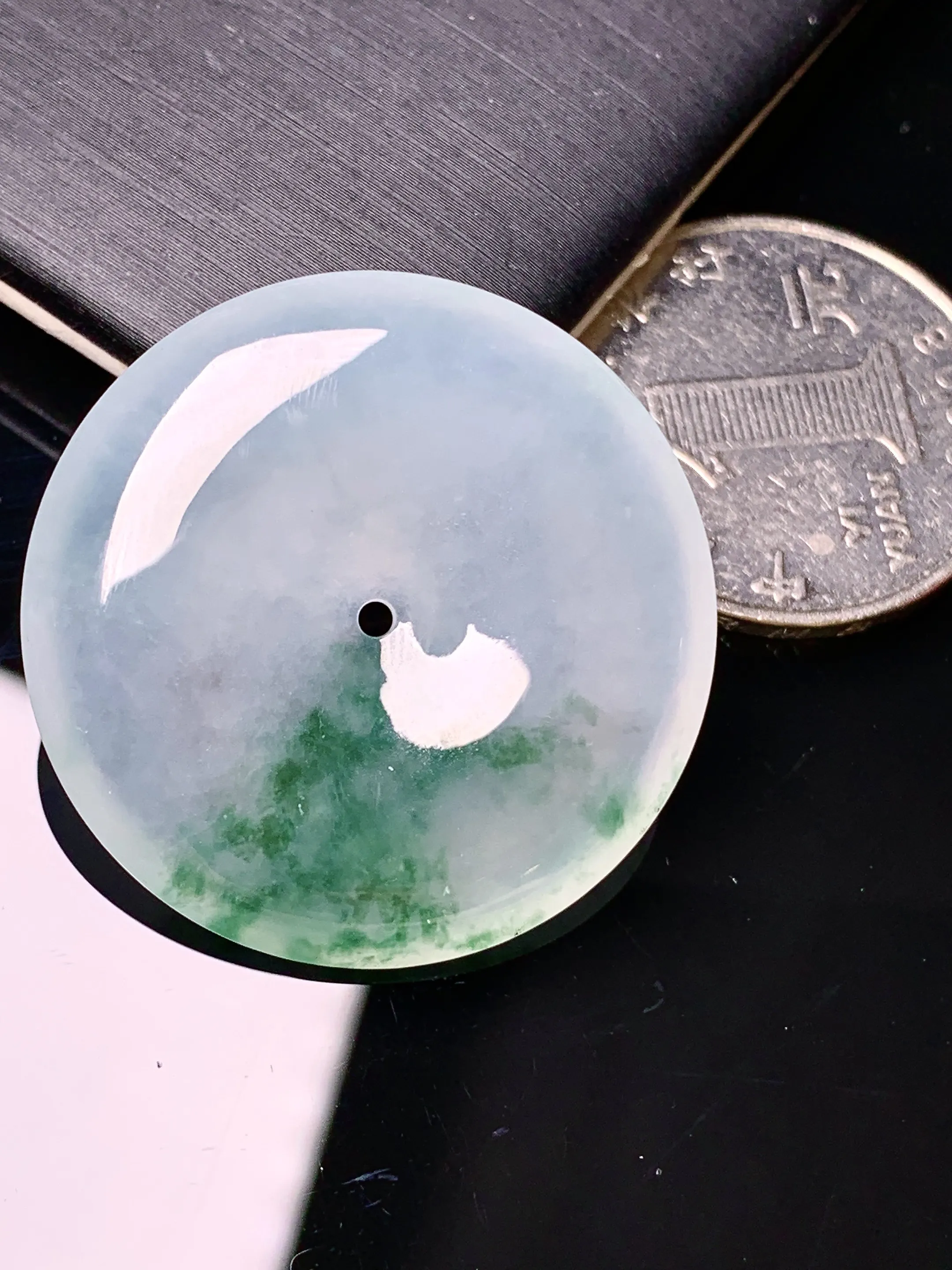 飘绿平安扣吊坠 玉质细腻 色泽清新艳丽 整体尺寸32.2*6