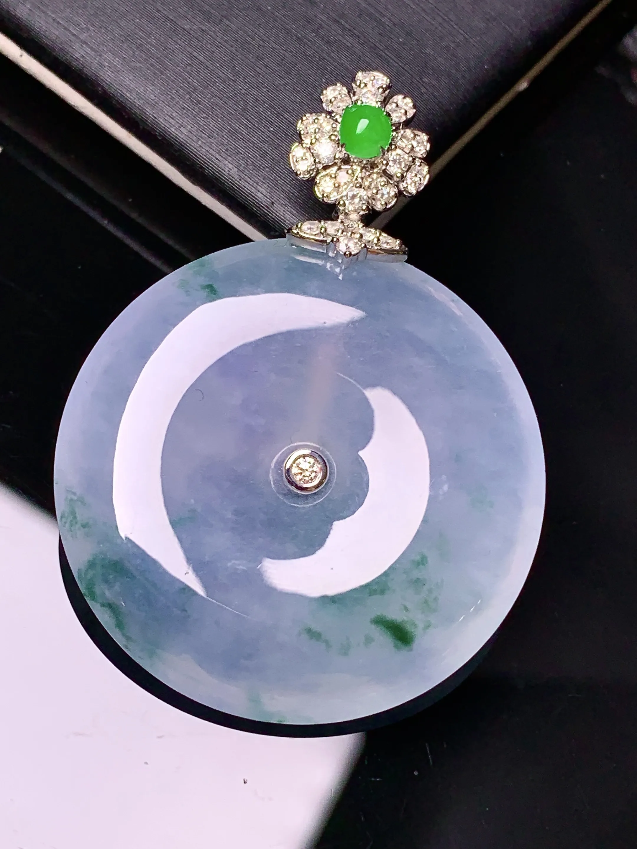 18k金钻镶嵌冰种平安扣吊坠 玉质细腻 色泽清新艳丽 整体尺寸40*29.3*5.2