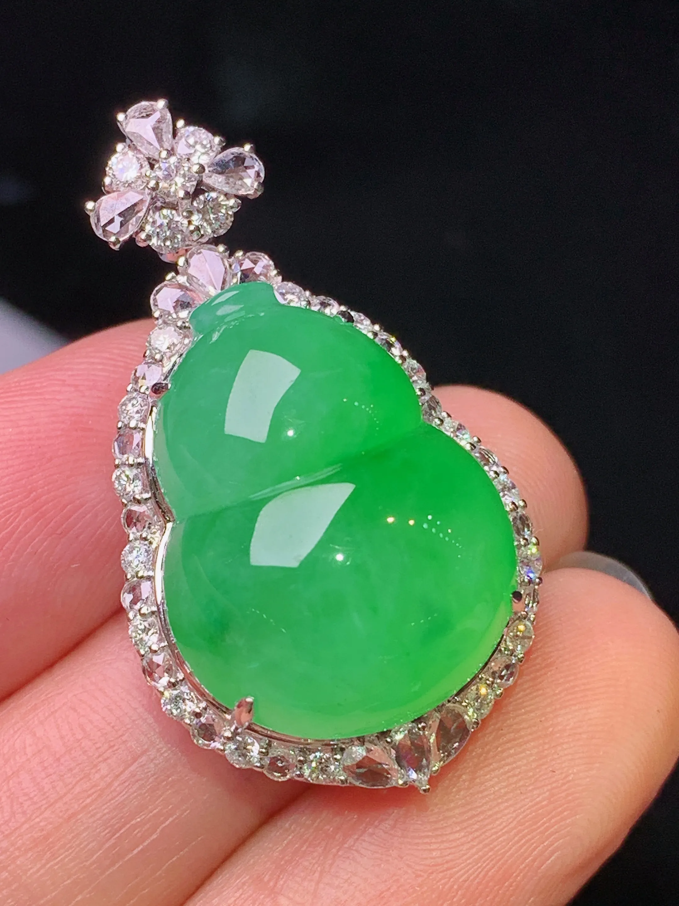 18k金钻镶嵌满绿葫芦吊坠 玉质细腻 色泽清新艳丽 整体尺寸35.2*19.7*13.5