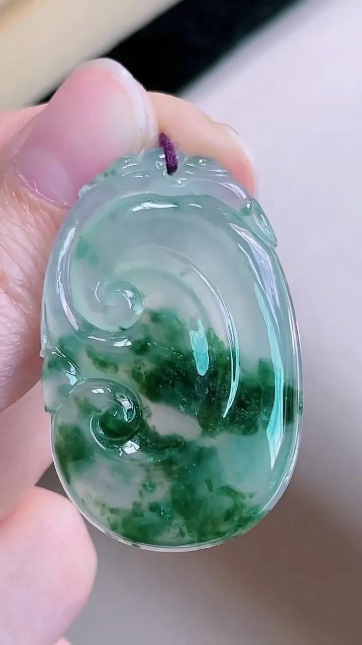 【翡翠名称】老坑种冰飘花如意翡翠吊坠
【翡翠尺寸】36.8/23.6/3.6mm
【翡翠描述】宝贝种