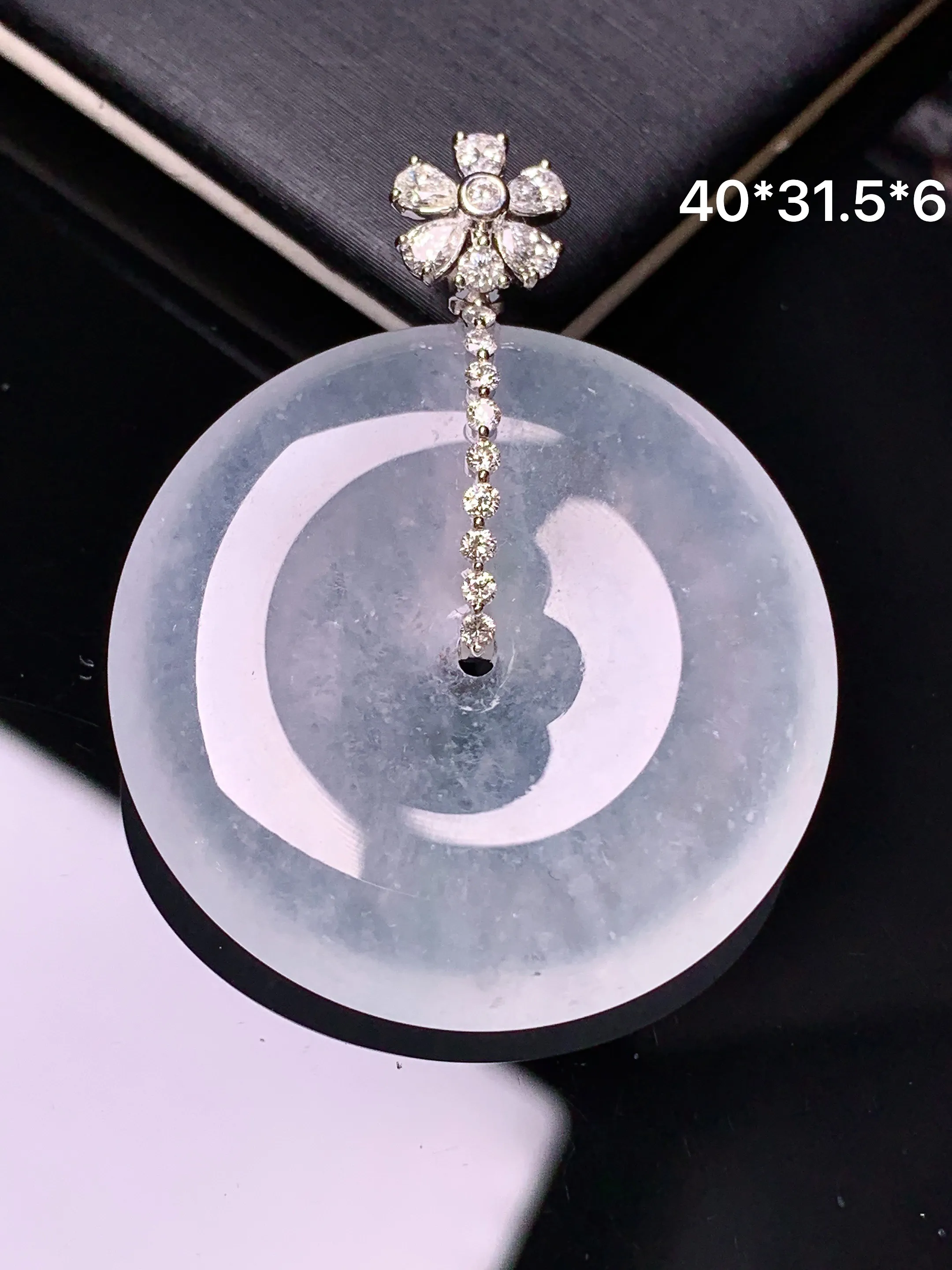 18k金钻镶嵌冰种平安扣吊坠 玉质细腻 色泽清新艳丽 整体尺寸40*31.5*6