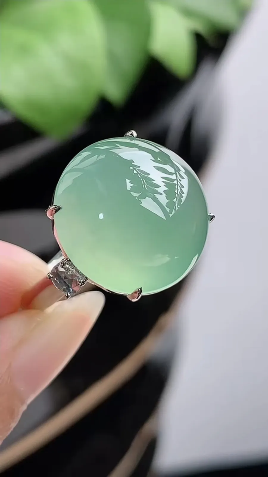 a货翡翠冰种18K金伴钻镶嵌甜绿蛋面戒指 圈口18裸石尺寸16mm 重量7.15g 1216