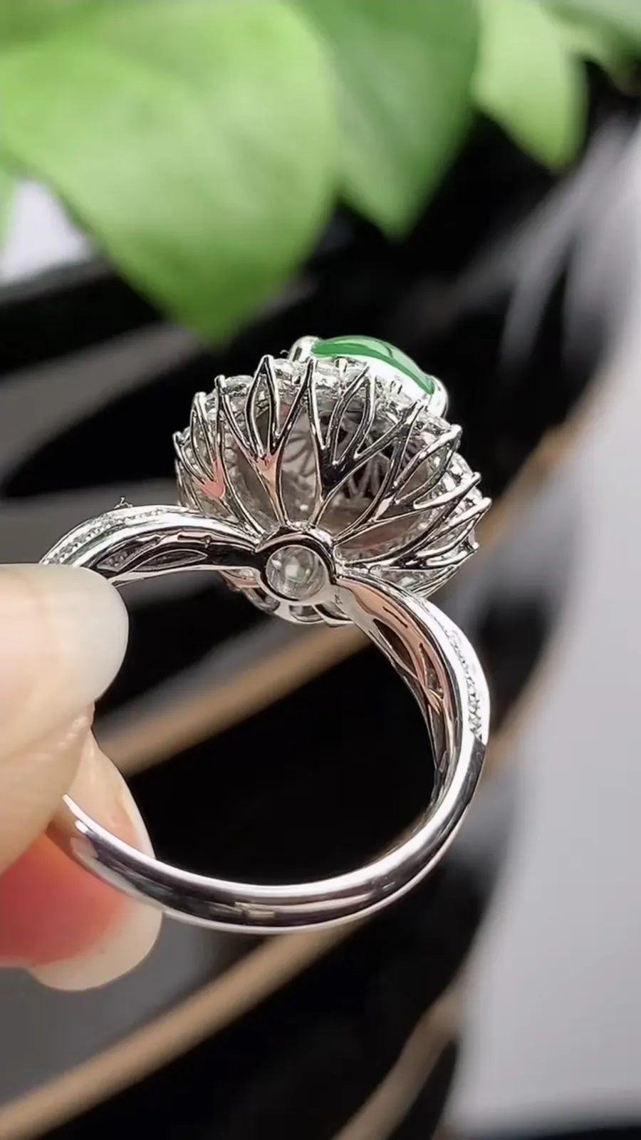 a货翡翠冰种18K金伴钻镶嵌阳绿蛋面戒指 圈口17.8裸石尺寸10.5×9mm 重量4.60g 1216