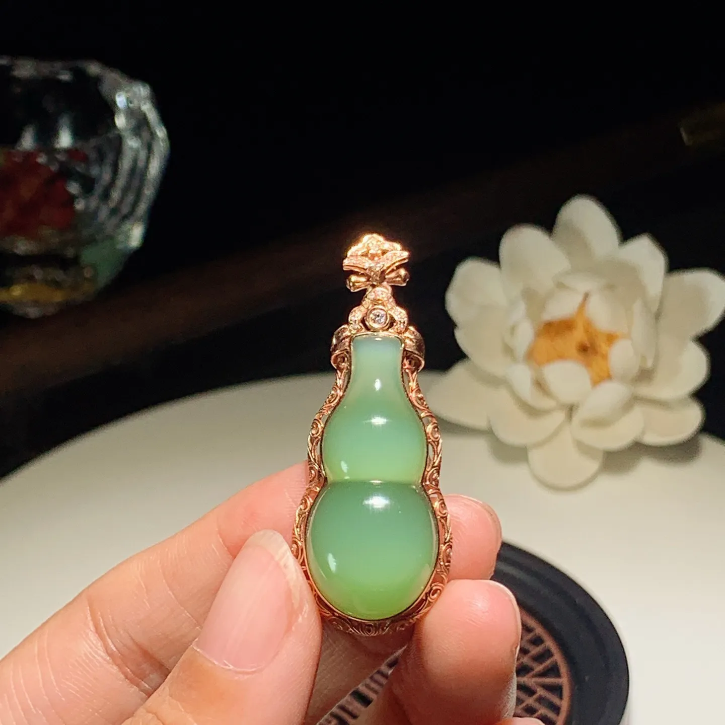 和田玉阳绿猫眼18k金俄罗斯碧玉福禄葫芦挂件。尺寸32/15/10重7.5克。玉质细腻油润。手推出油。佩戴高端典雅。lt251220