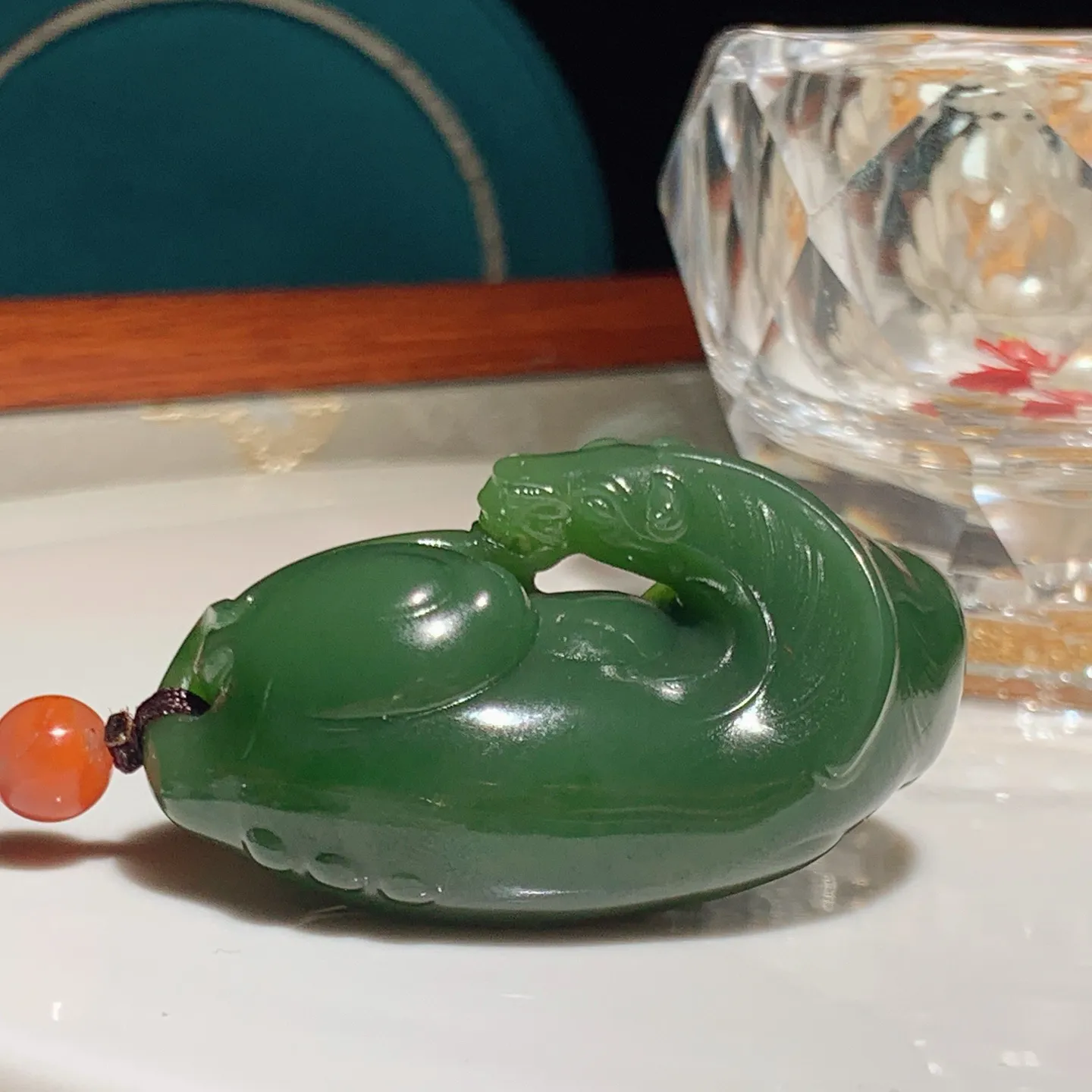 和田玉菠菜绿俄罗斯碧玉马到成功马挂件。尺寸49/25/18重41克。玉质细腻油润。手推出油。佩戴高端典雅。lt251220