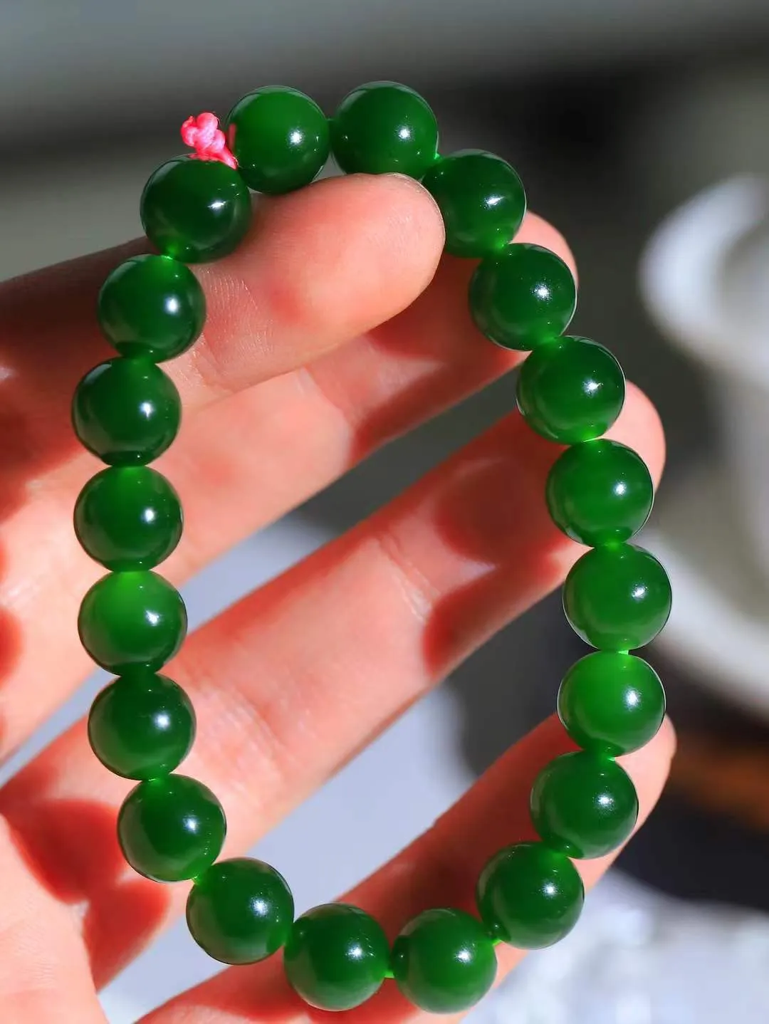 【珠圆玉润.手串】

精品和田玉碧玉珠圆玉润手串 玉质温润细腻  整串打磨圆润，佩戴舒适。珠珠落玉盘，间关莺语花底滑，一生美好时光，无论身在何处，都有它相伴相守。事事顺遂，幸福美满，吉祥如意。重31克 尺寸取一10mm  FDA-221252033