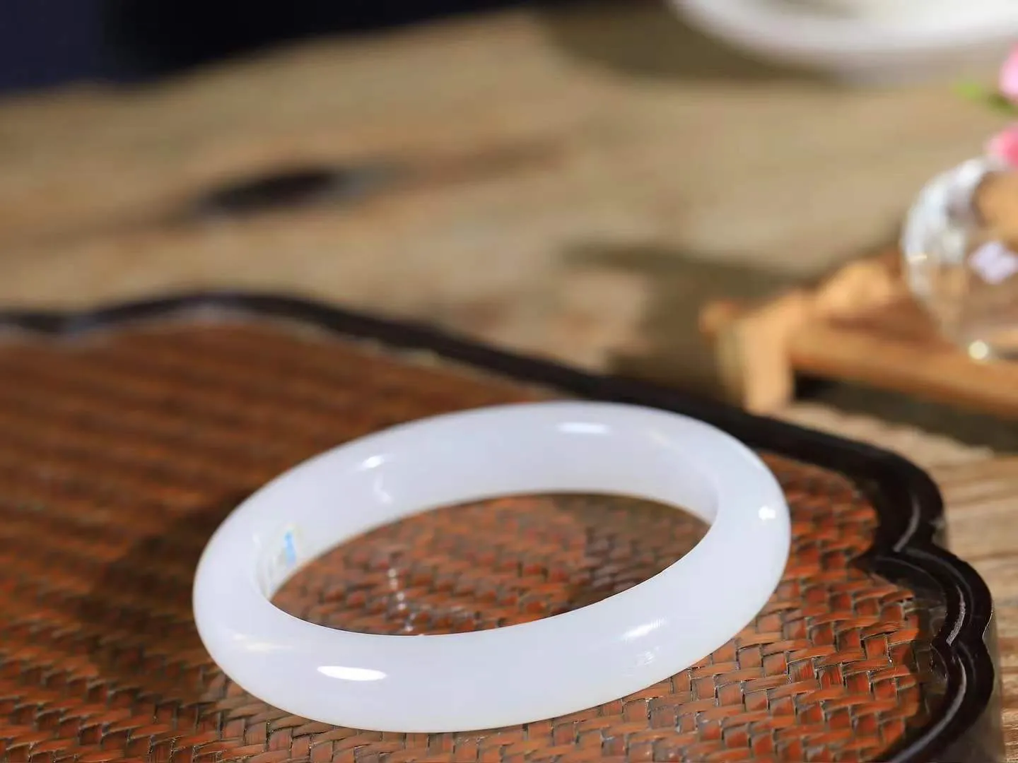 【情有独钟.手镯】

精品和田玉白玉手镯 玉质温润细腻 油性十足 手感舒适，高华雅逸，线条流畅，简