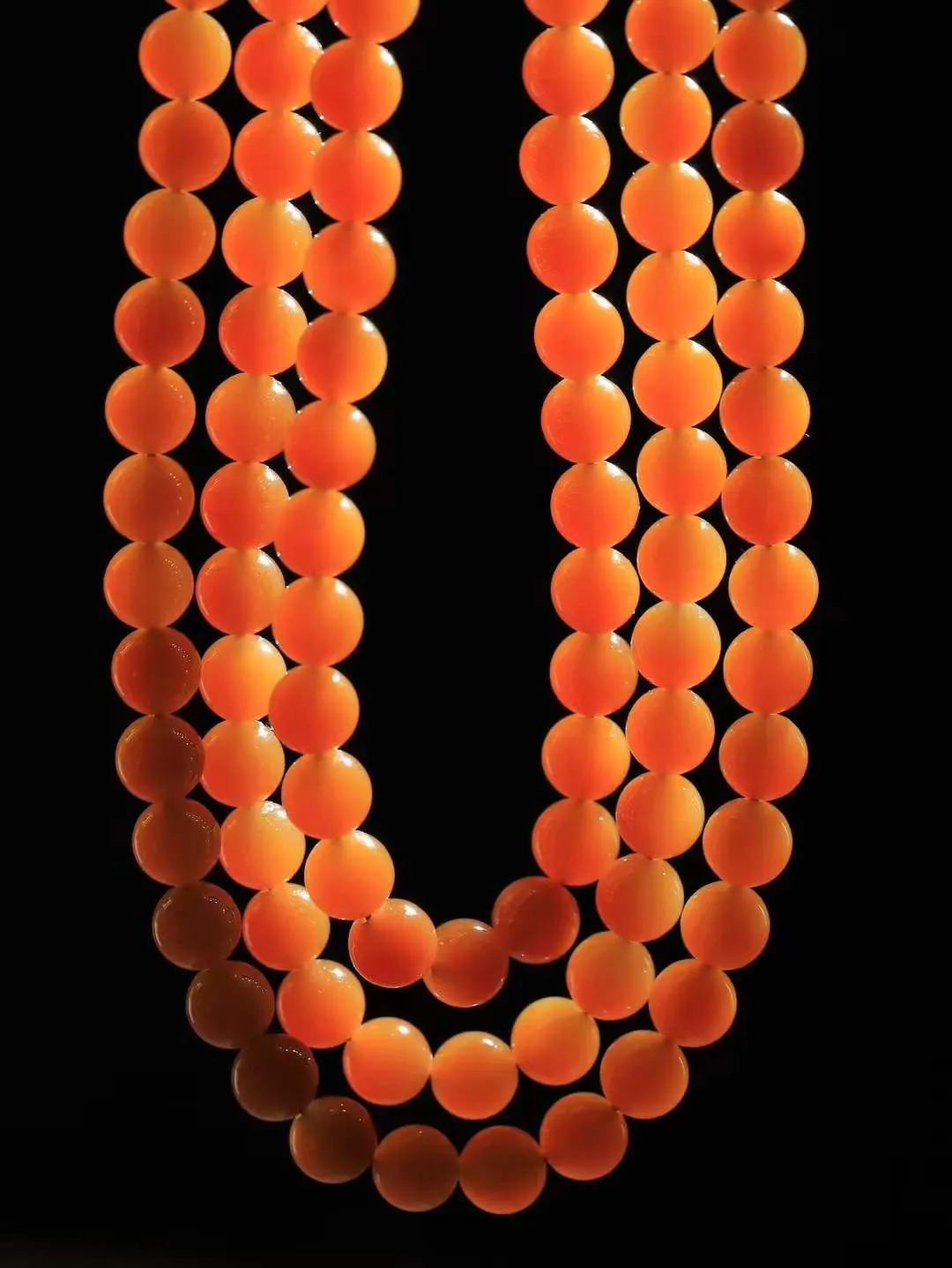 【珠圆玉润.项链】

收藏级臻品️和田玉糖玉珠圆玉润项链 玉质温润细腻  整串打磨圆润，佩戴舒适。珠珠落玉盘，间关莺语花底滑，一生美好时光，无论身在何处，都有它相伴相守。事事顺遂，幸福美满，吉祥如意。重85.2克 尺寸取一7.9mm  791251978A